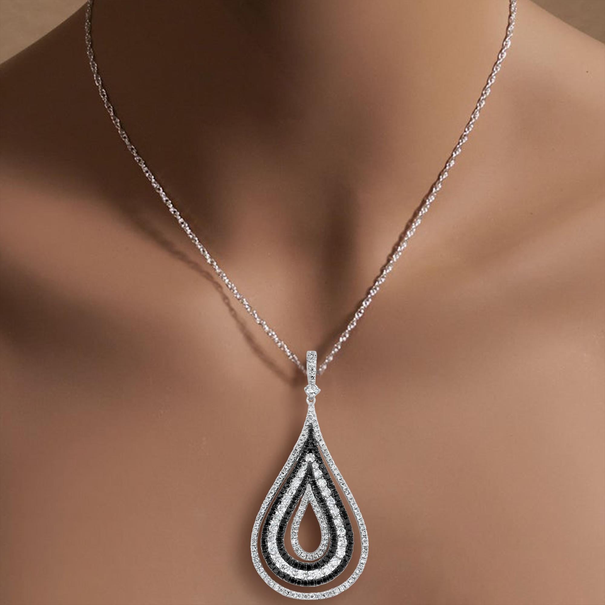 Taglio rotondo Collana con pave di diamanti bianchi e neri e cappa di diamanti in vendita