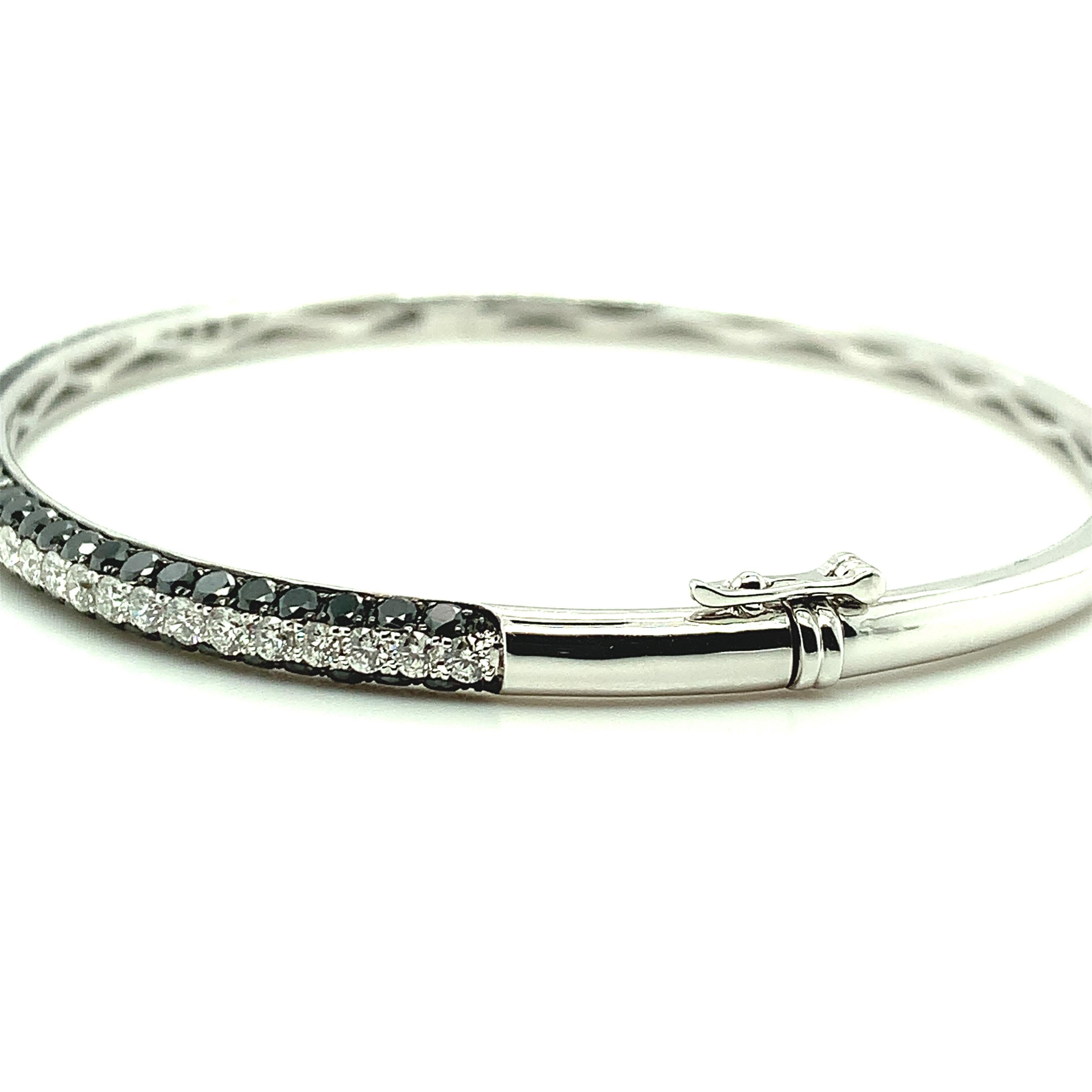 Black, White Diamond Pave, White Gold Hinged Bangle Bracelet, 3.56 Carat Total In New Condition In Los Angeles, CA
