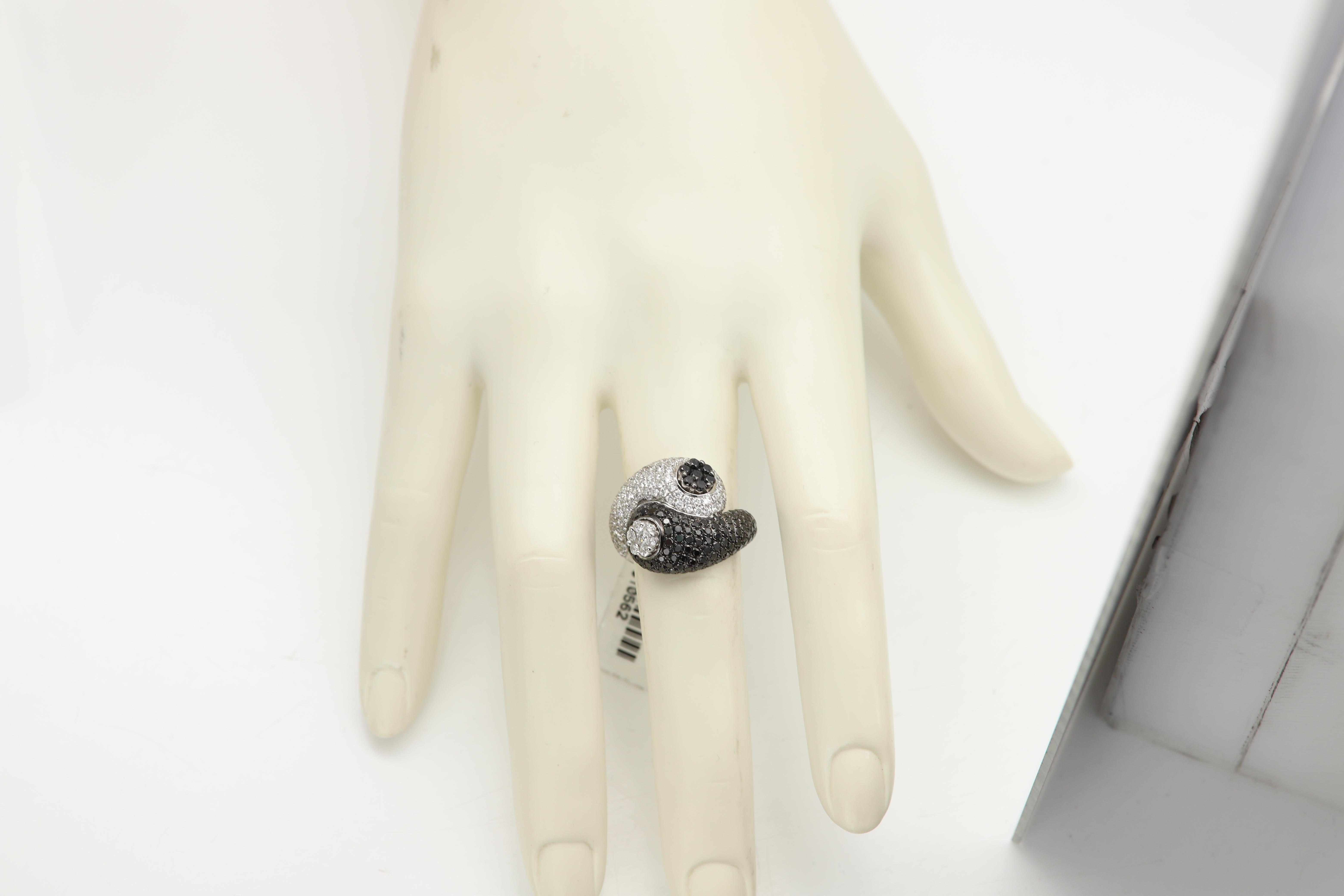 Anello con diamante bianco nero in oro 18 carati Nature in vendita 5