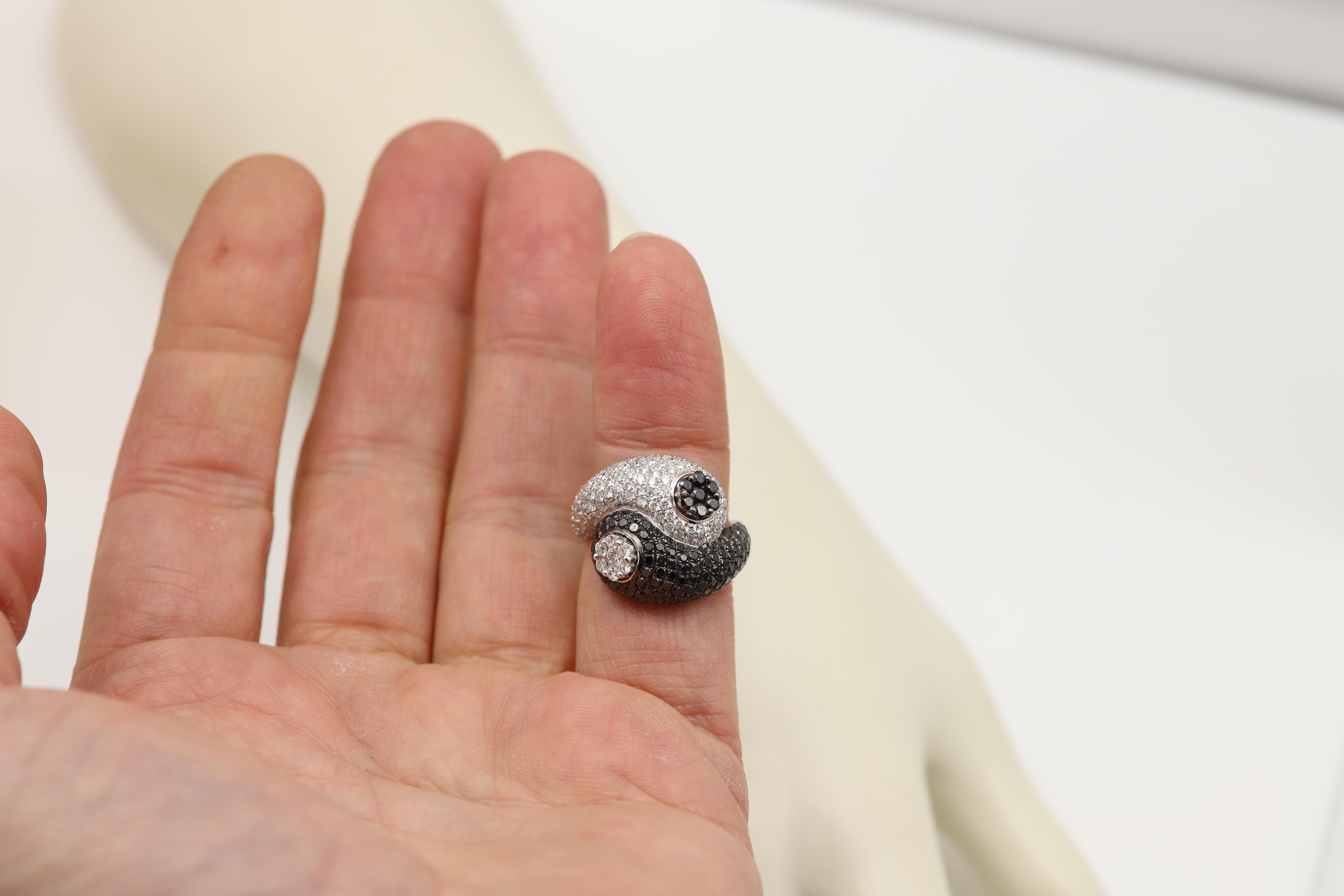 Anello con diamante bianco nero in oro 18 carati Nature in vendita 6