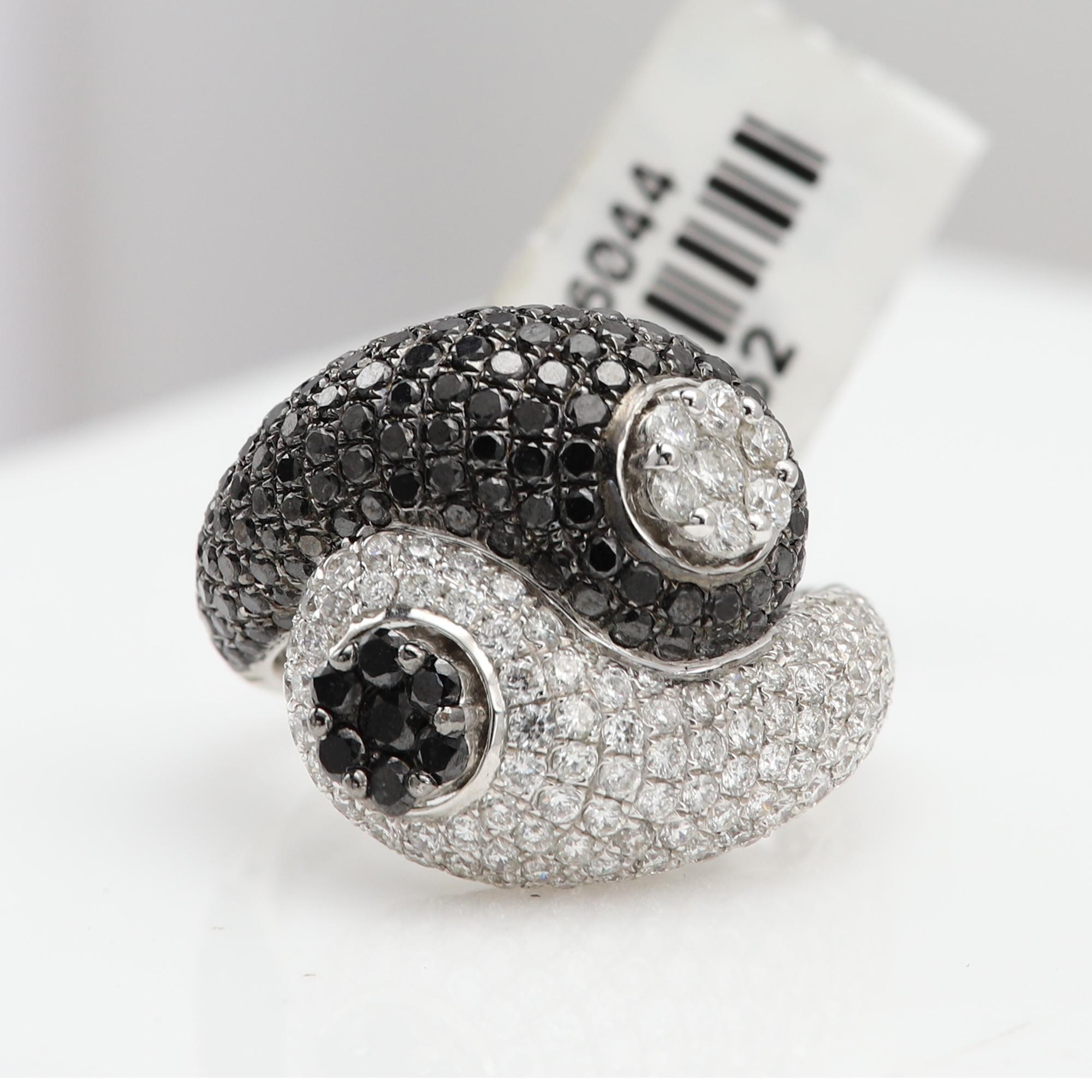 Design &New/One unico e vintage
Anello con diamante bianco e nero
Peso approssimativo 10,0 grammi
Oro 18k rodio bianco e nero
Misura circa 20 mm di larghezza
Misura delle dita 7
Diamanti naturali bianchi e neri da 2,50 carati circa GH-SI per i