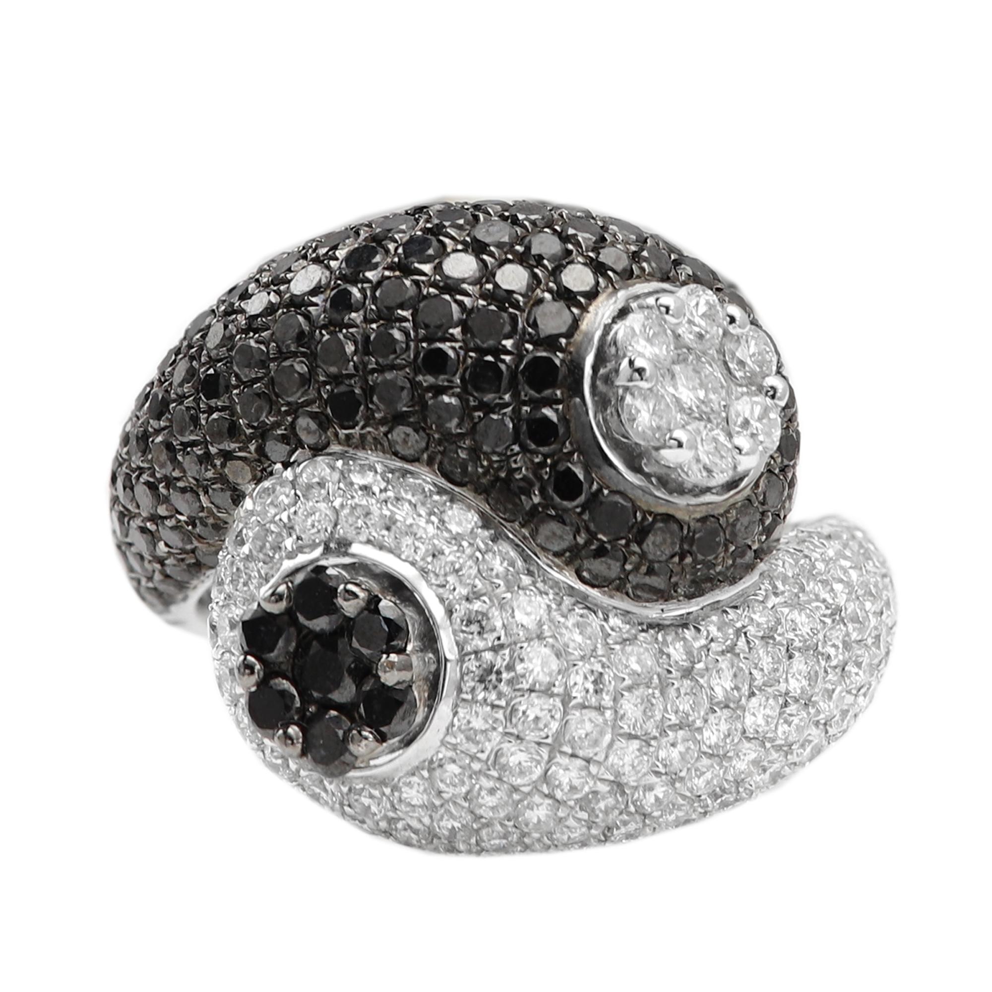 Taglio rotondo Anello con diamante bianco nero in oro 18 carati Nature in vendita