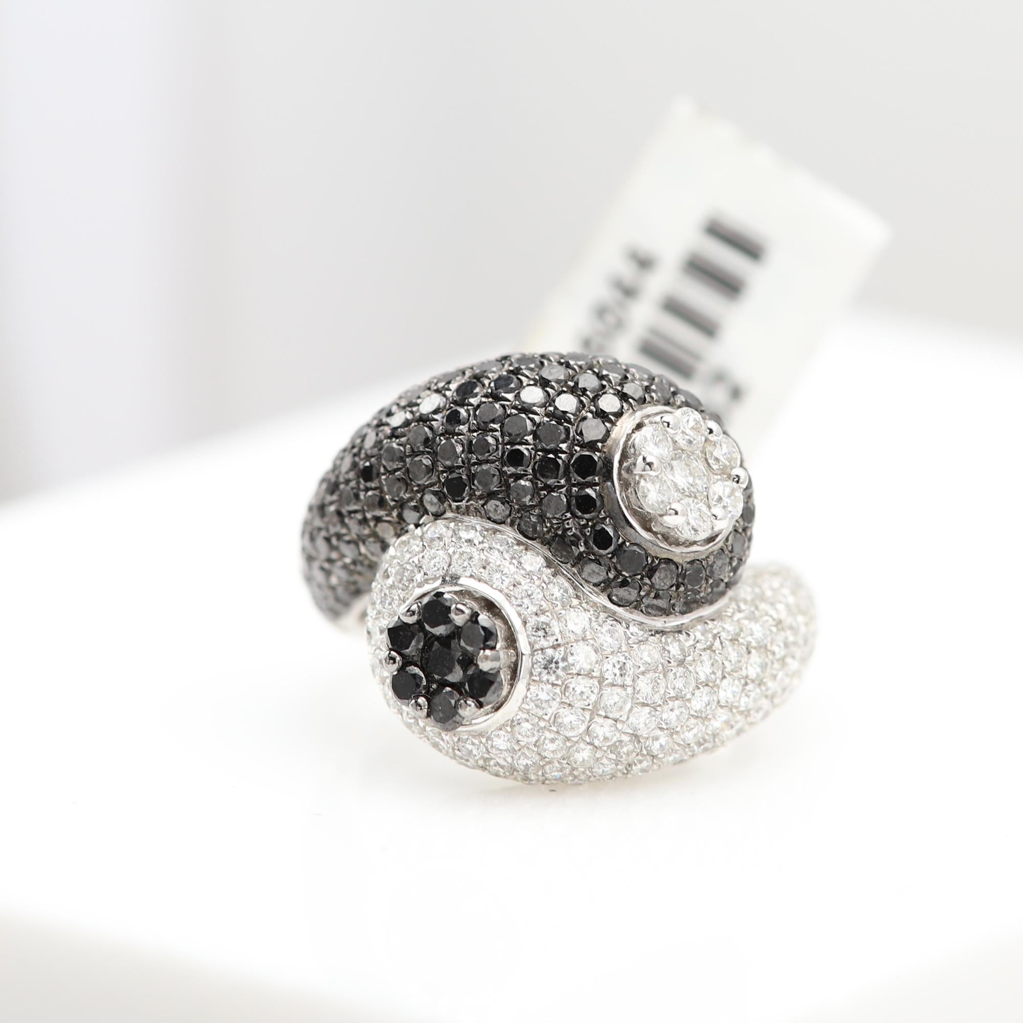 Donna Anello con diamante bianco nero in oro 18 carati Nature in vendita