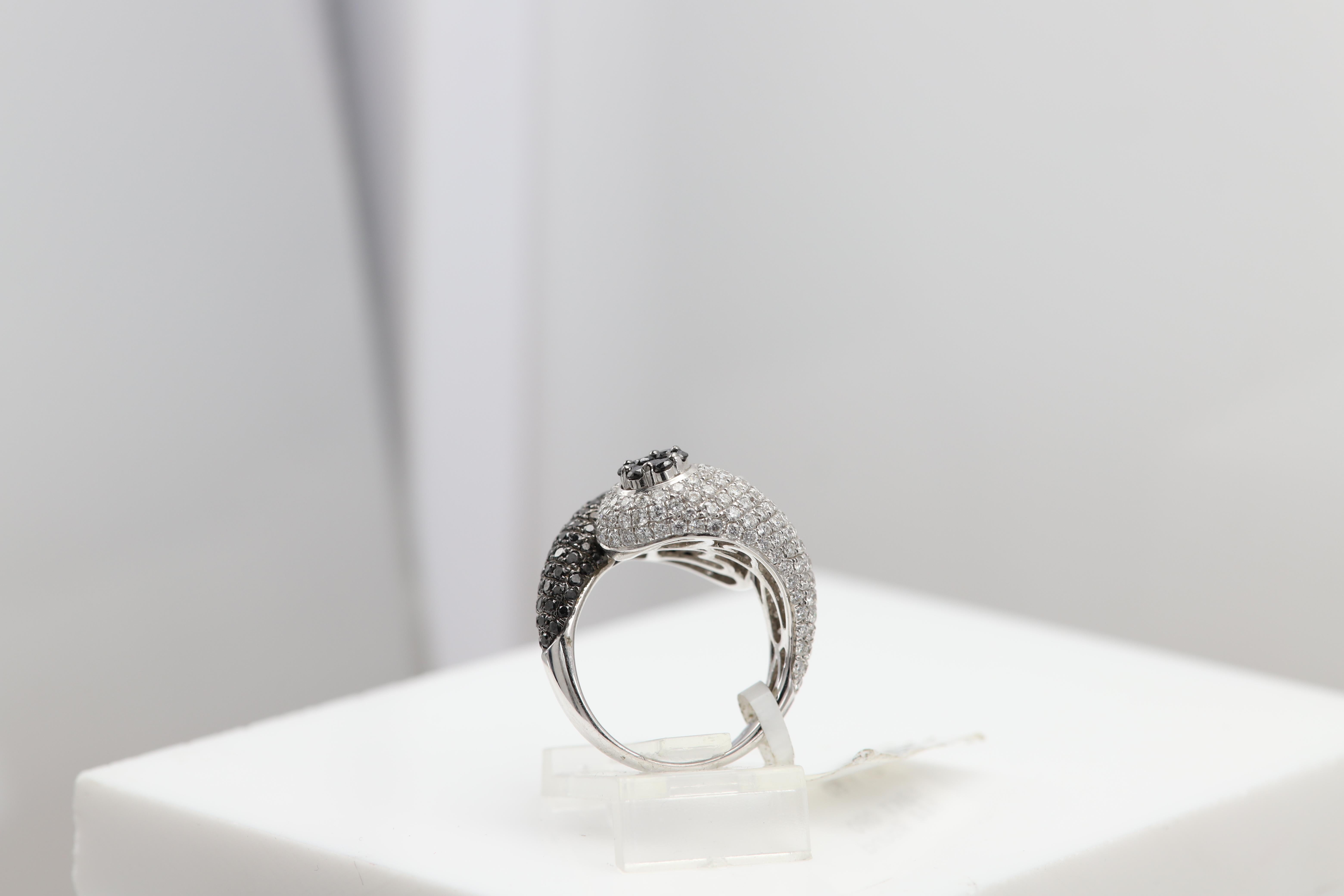 Anello con diamante bianco nero in oro 18 carati Nature in vendita 1