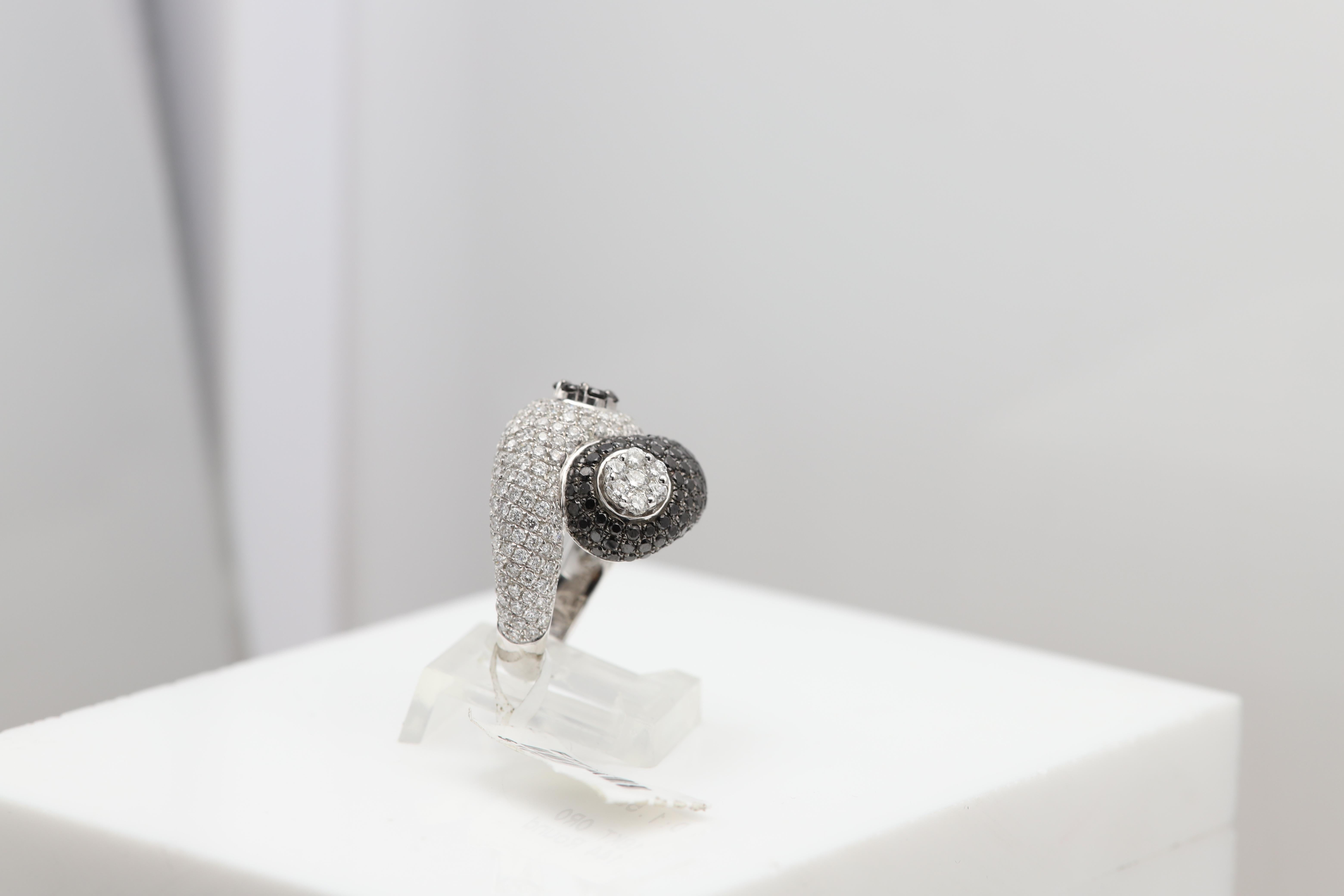 Anello con diamante bianco nero in oro 18 carati Nature in vendita 2