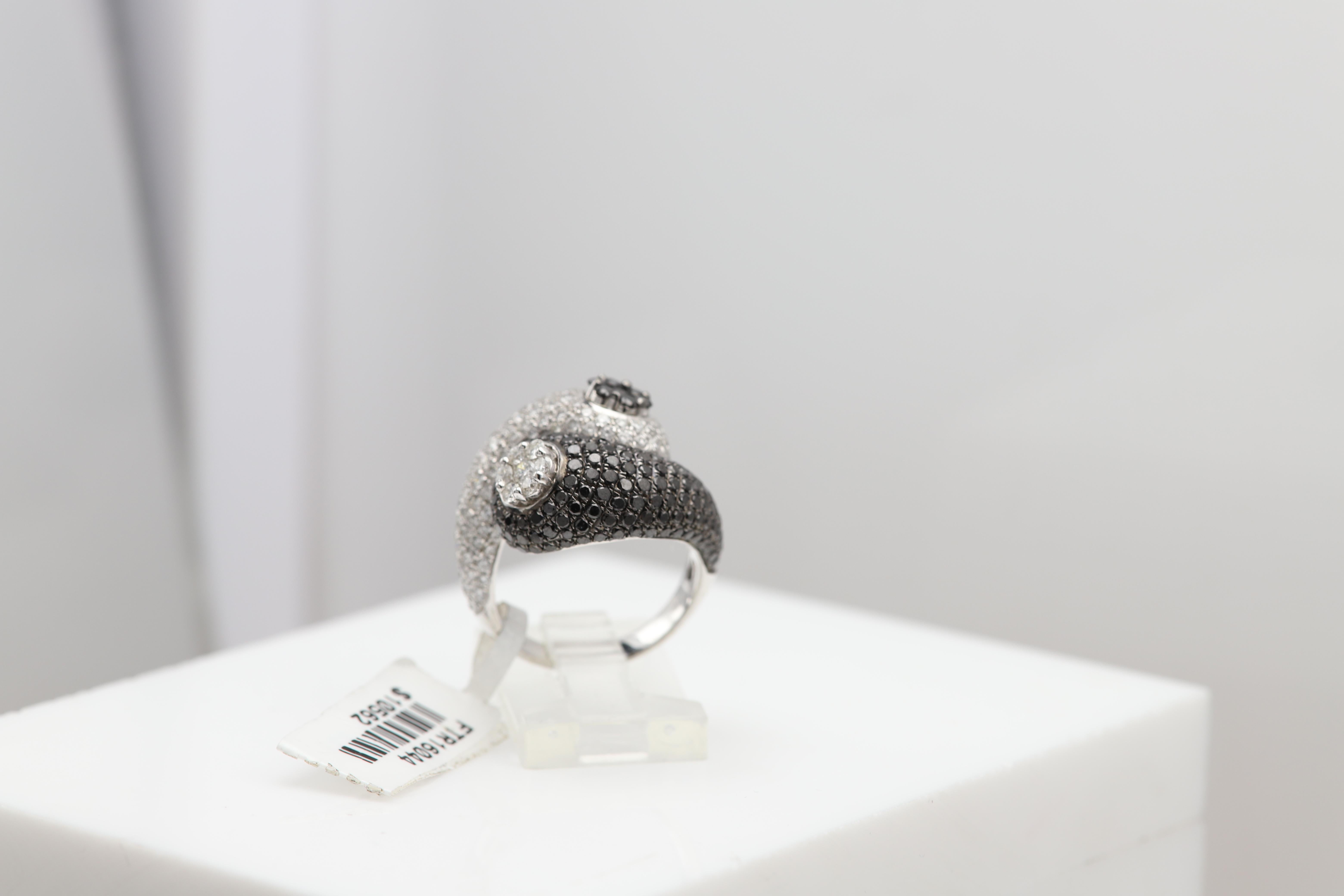 Anello con diamante bianco nero in oro 18 carati Nature in vendita 3