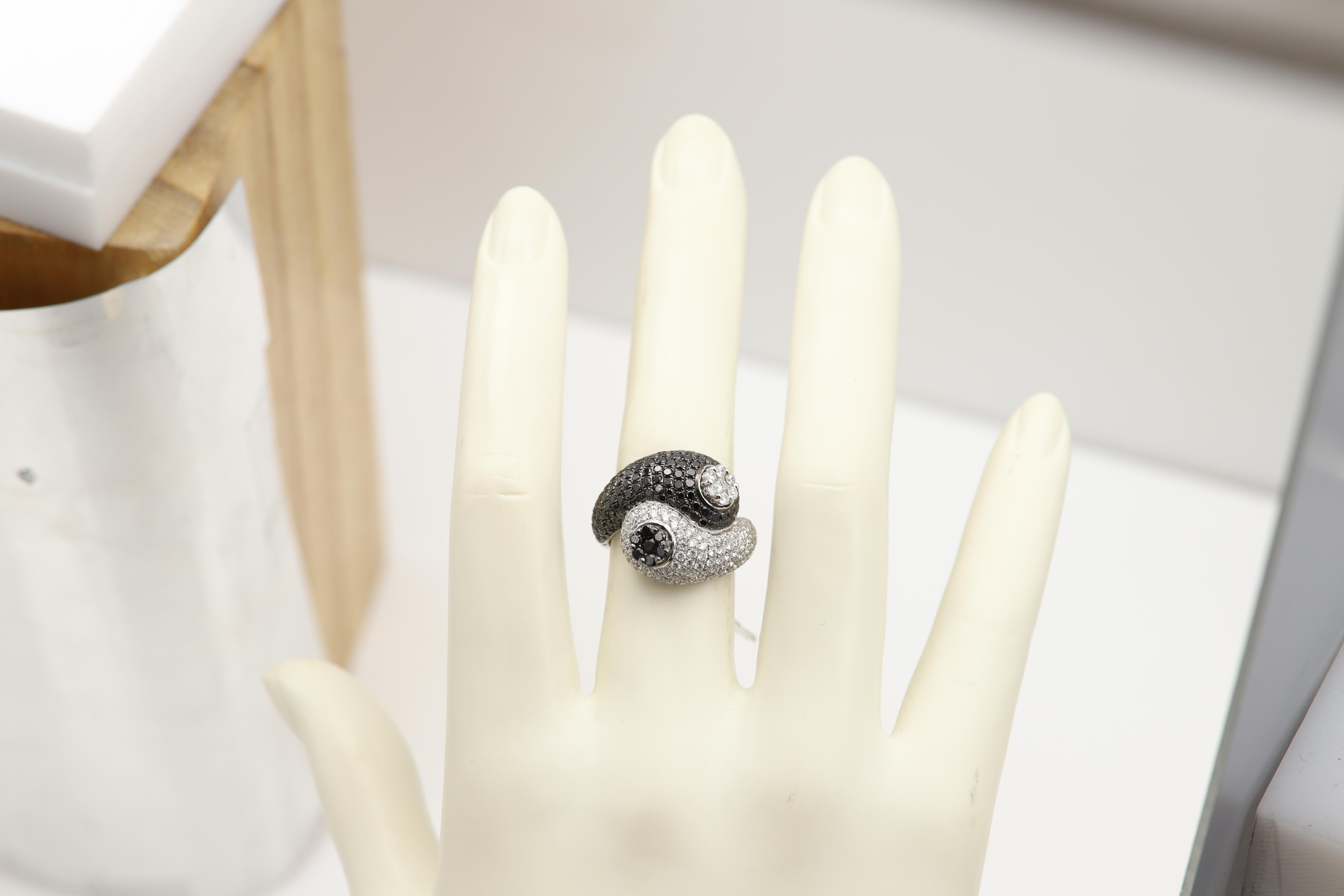 Anello con diamante bianco nero in oro 18 carati Nature in vendita 4