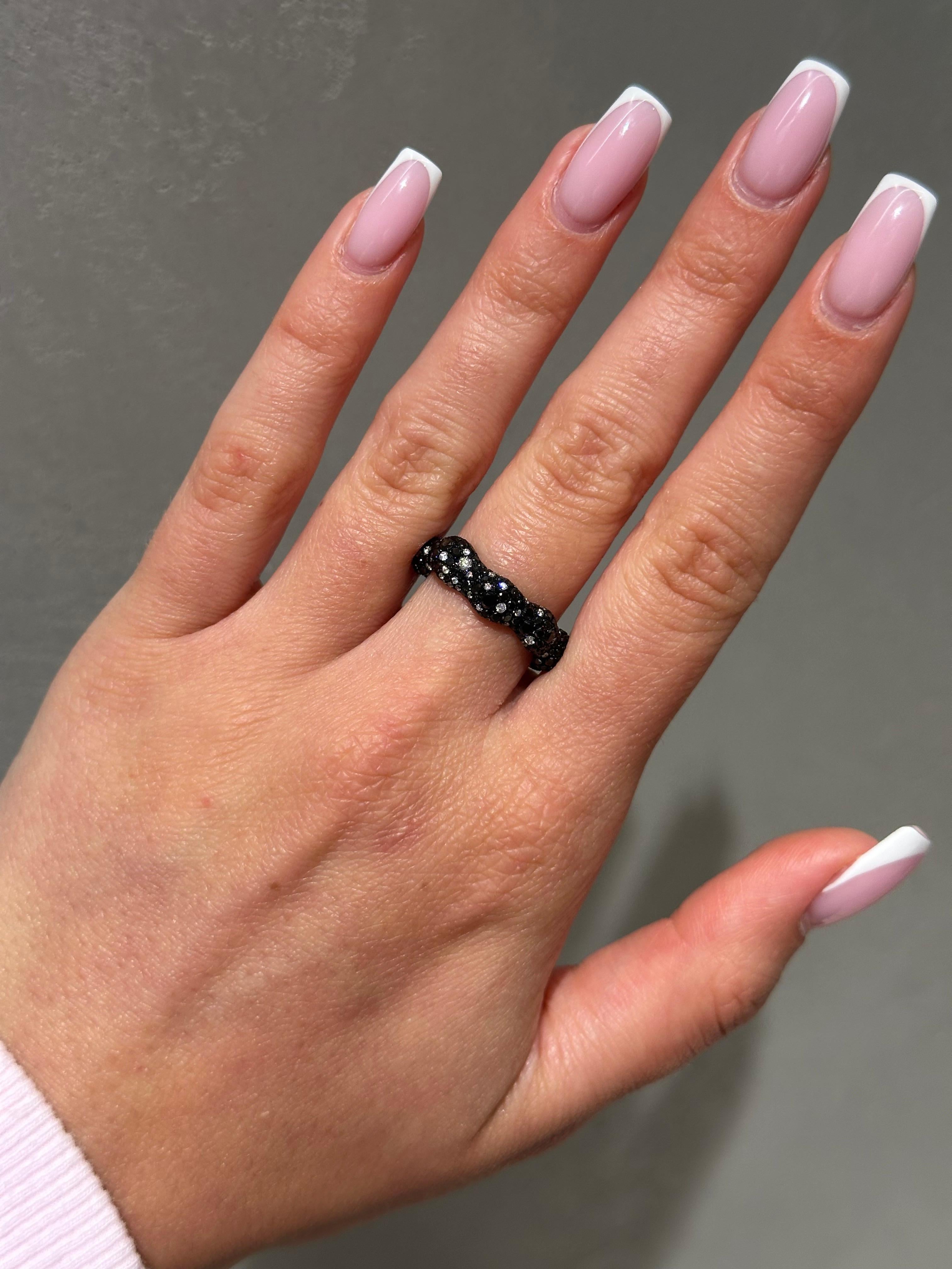 Scopri l'eleganza e il contrasto con questo squisito anello in oro bianco 18 carati PVD. Con 1,82 carati di misteriosi diamanti neri e arricchito dal fascino scintillante di 0,42 carati di diamanti bianchi brillanti, questo anello emana