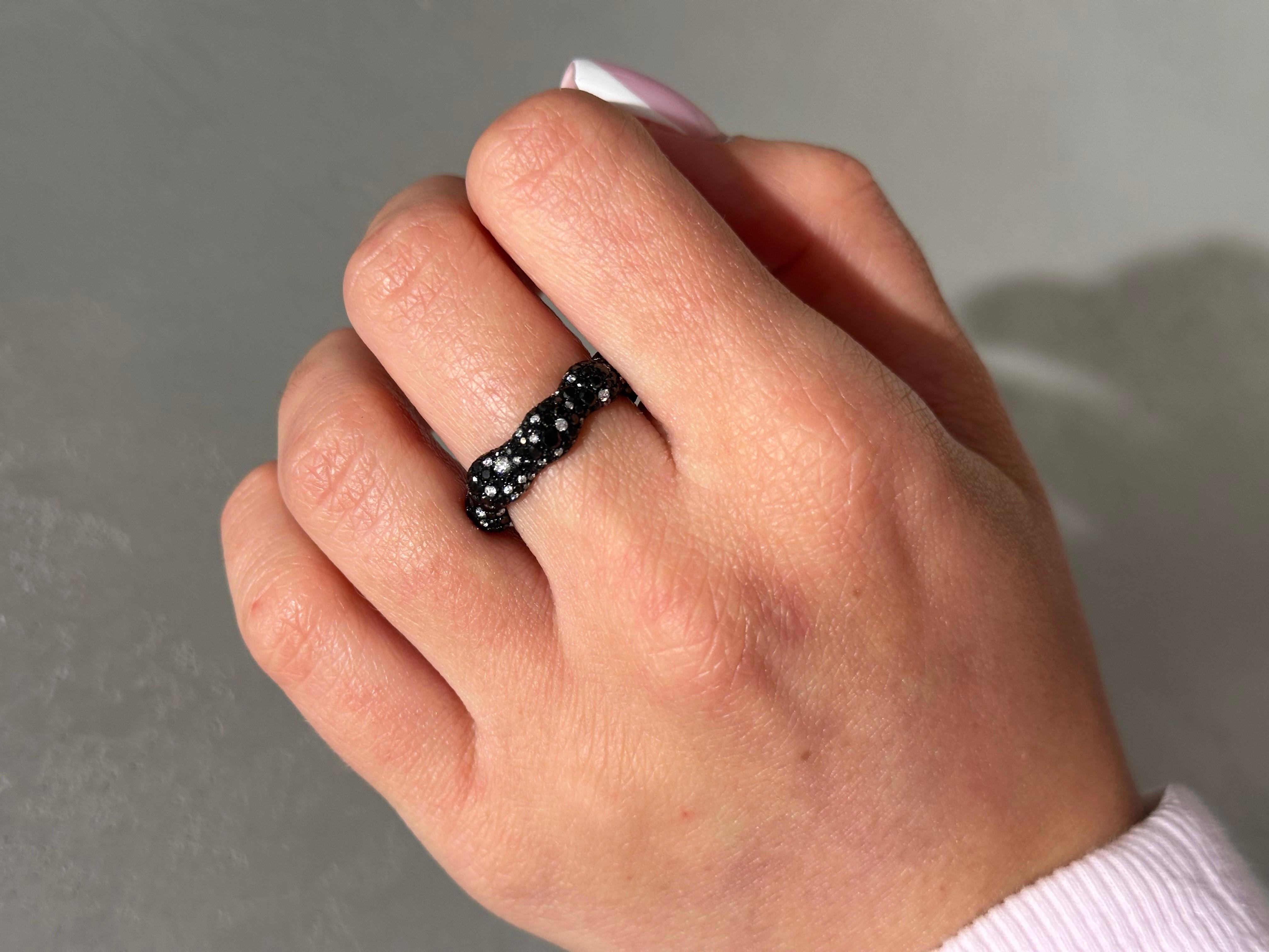Taglio rotondo Anello con diamante bianco e nero in vendita