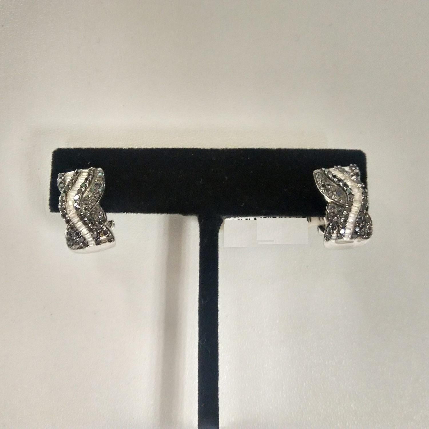 Art Nouveau Black & White Diamond Stud Earring Made in 18k Gold For Sale