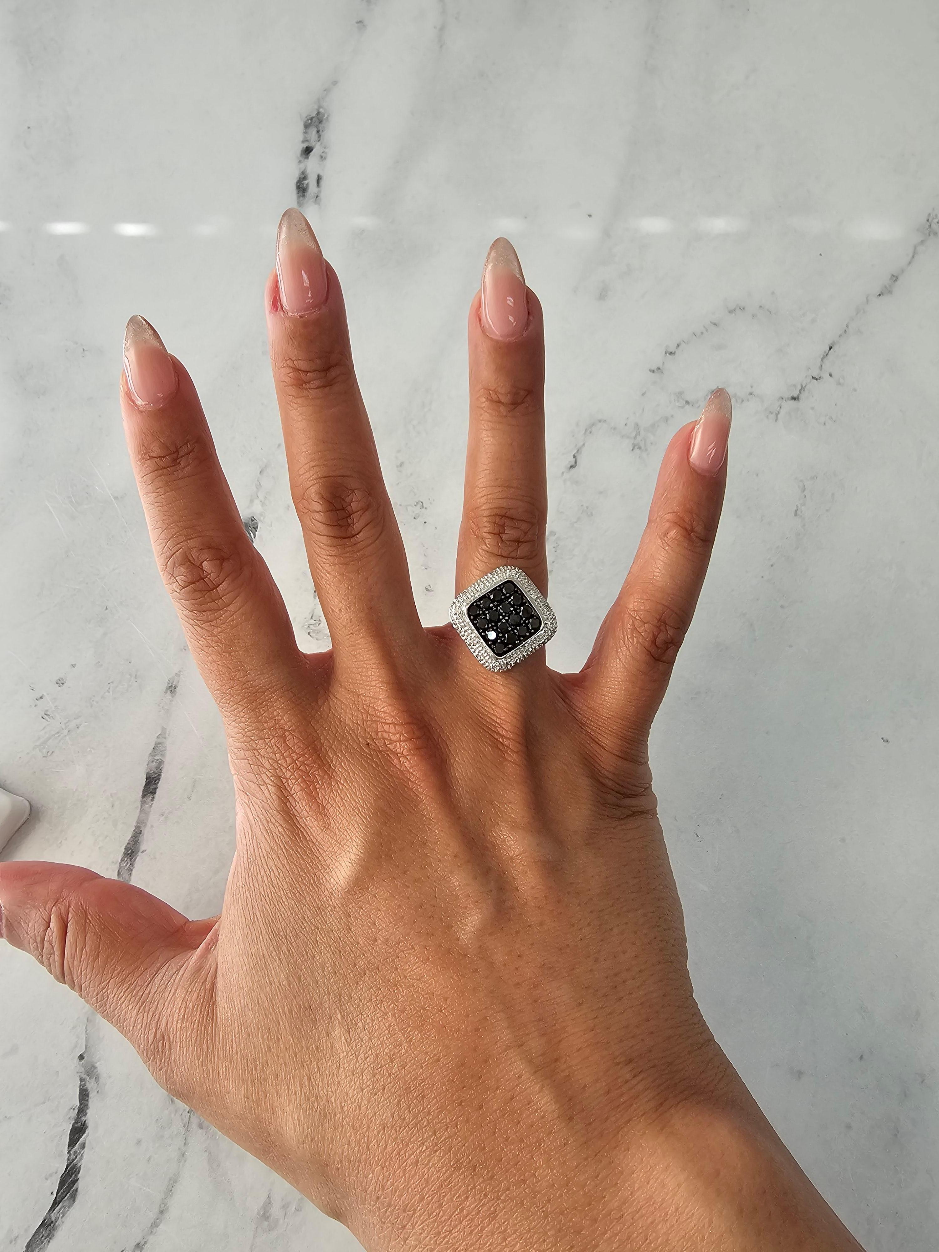 ♥ Ring Zusammenfassung ♥

Hauptstein: Diamant & Schwarzer Diamant
Ungefähr. Karatgewicht: 1,62cttw
Schwarzer Diamant Karatgewicht: 1,12ct
Diamant Karat Gewicht: .50ct
Farbe des Diamanten: G/H
Diamant Reinheit: SI1/SI2
Stein-Schliff: Rund
Band