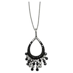 Halskette mit Quastenanhänger, schwarz-weiße Diamanten Pave 14K Weißgold Kronleuchter Quaste
