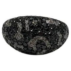 Statement-Cocktailring aus 14 Karat Weißgold mit schwarz-weißen Diamanten in Pavé-Fassung, einzigartig