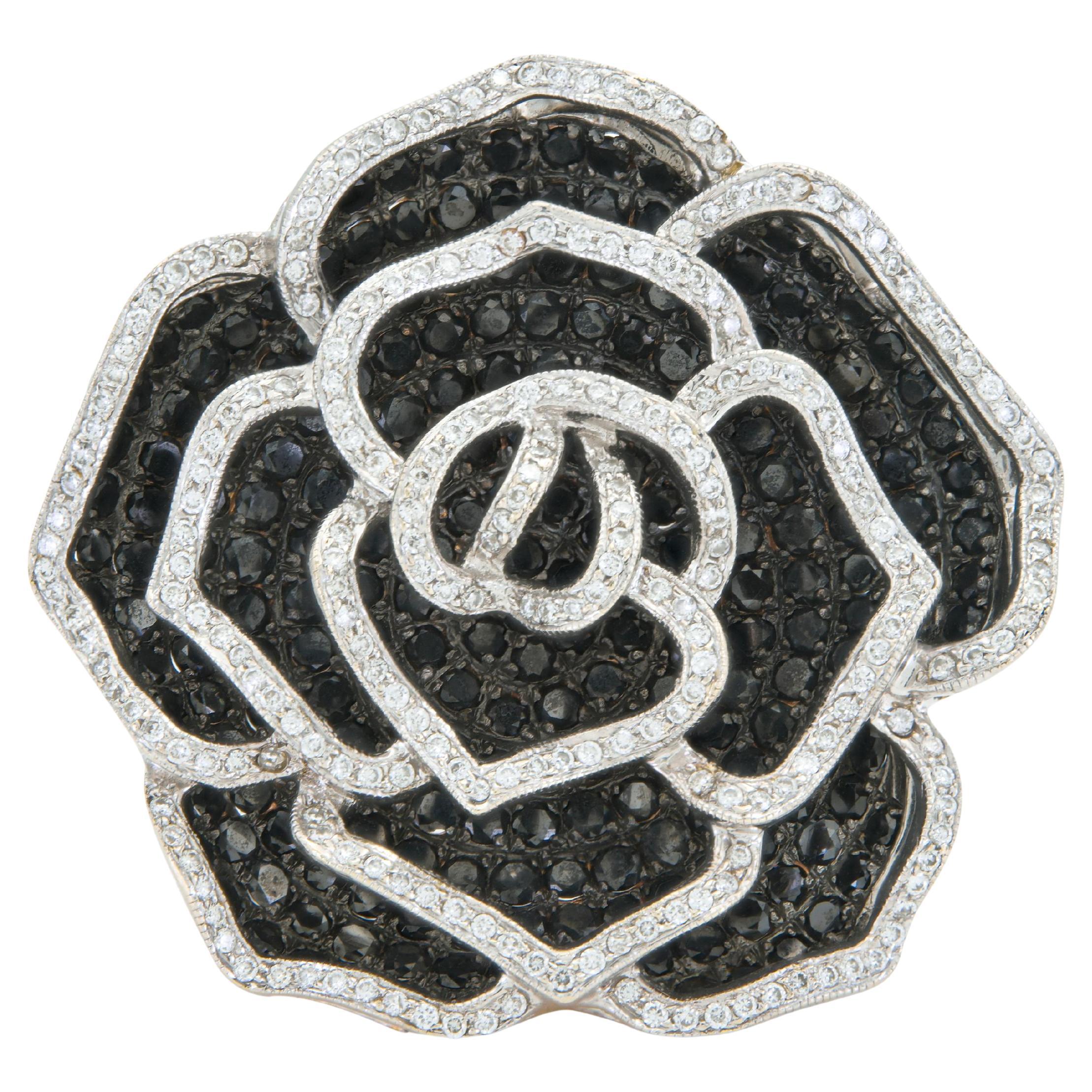 Schwarz-weißer Diamanten-Rosenring im Angebot