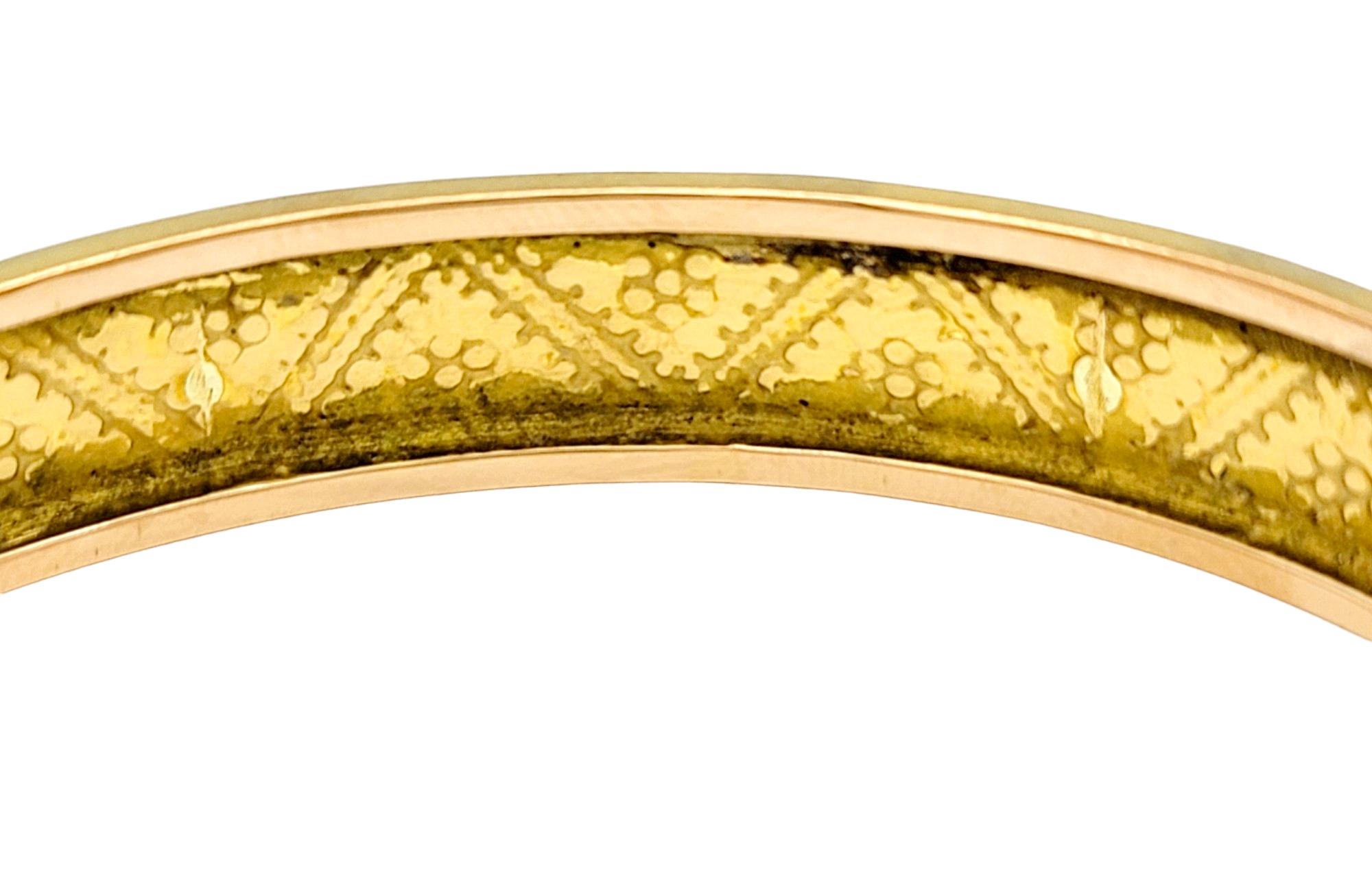 Contemporain Bracelet en or jaune 22 carats avec motif de fleur en émail noir et blanc en vente