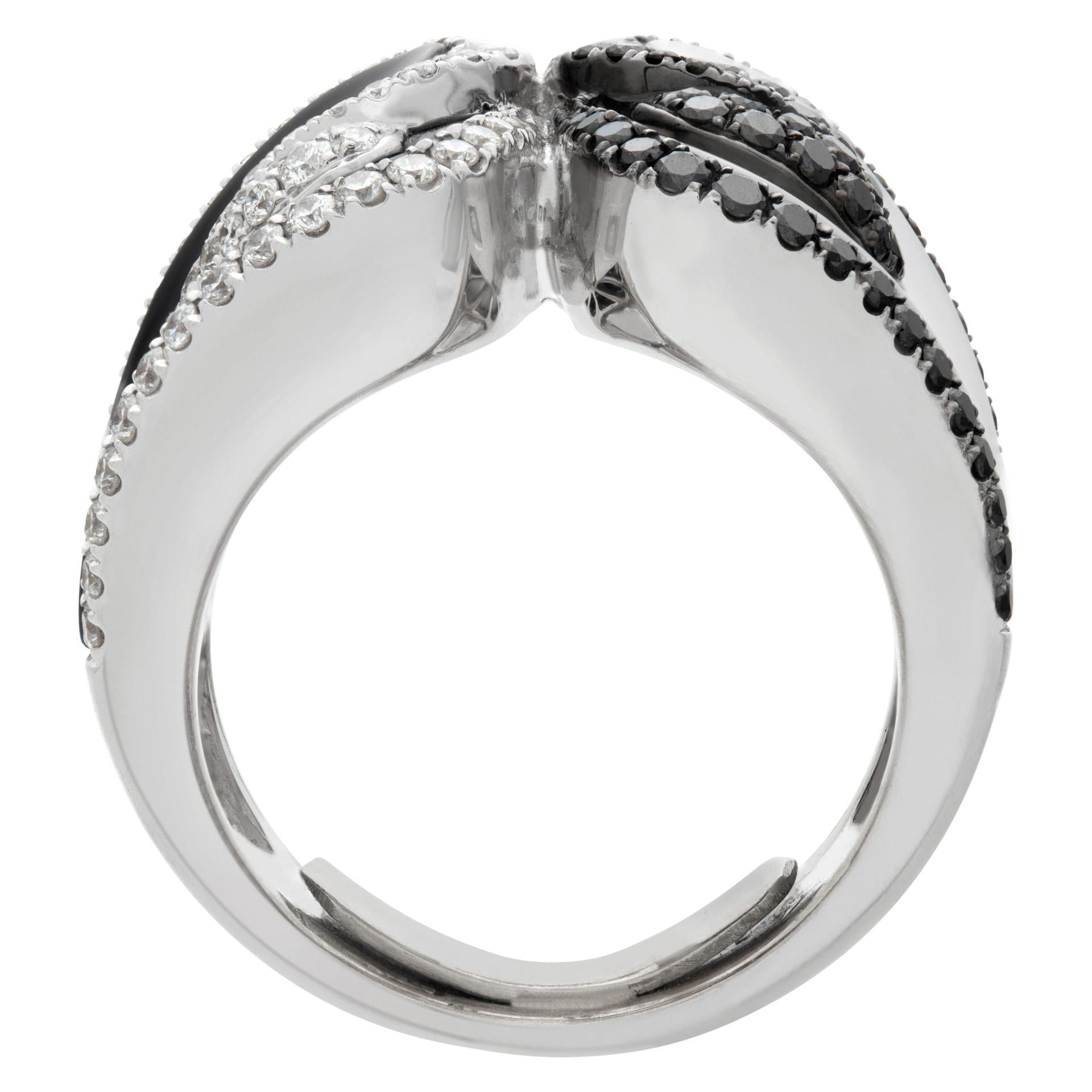 Women's Black & white enamel ring in white gold. Wrapped with (0.50ct) matching diamonds For Sale