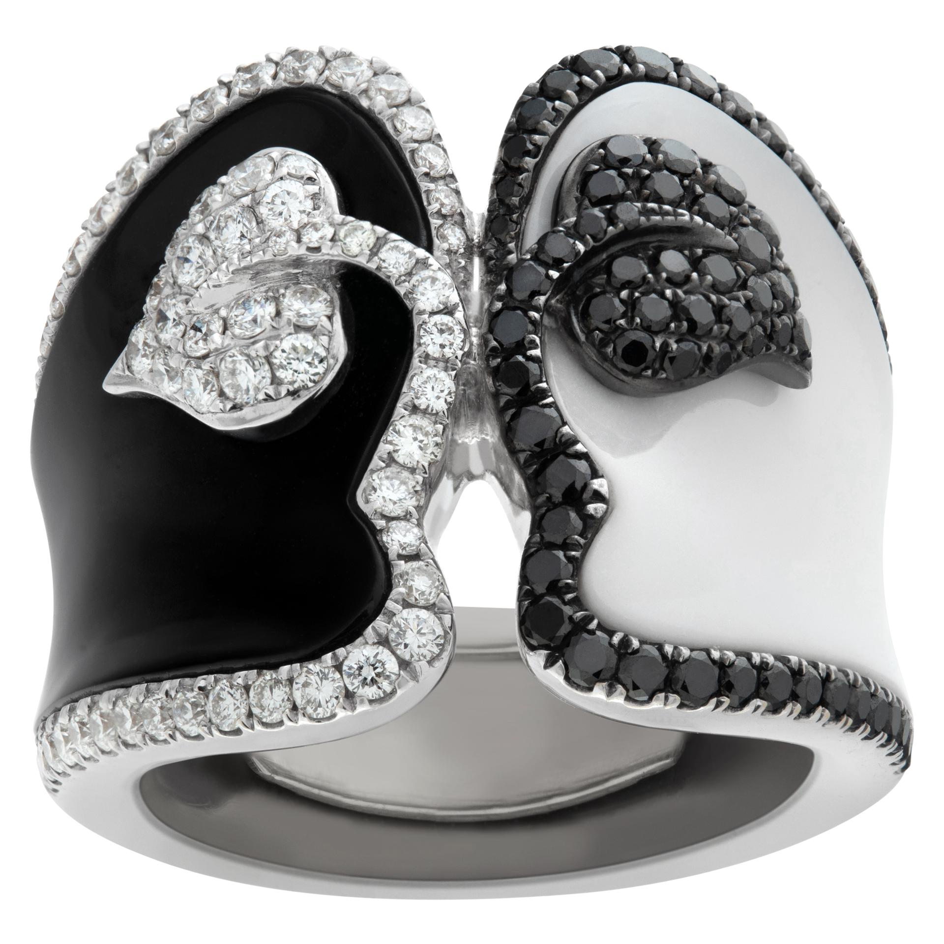 Black & white enamel ring in white gold. Wrapped with (0.50ct) matching diamonds For Sale