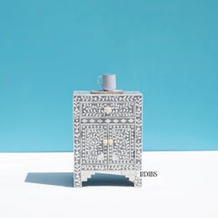 Tavolino a tre cassetti con intarsio floreale in osso in bianco e nero di House of Jaipur