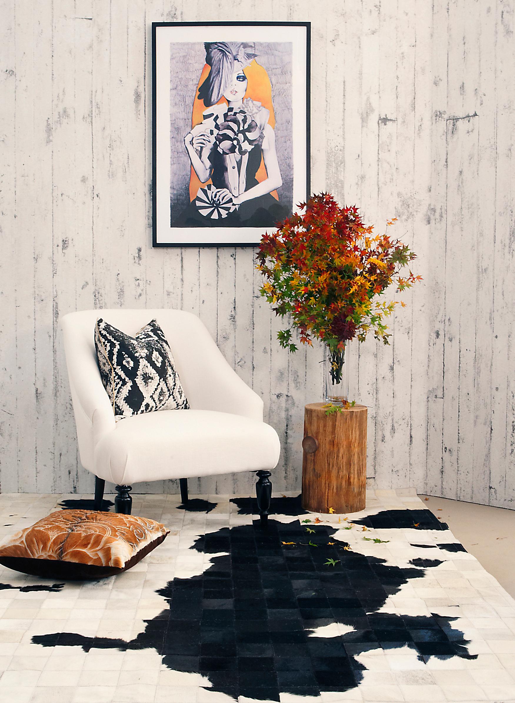 Der witzige, neue minimalistische, vom Scandi-Stil inspirierte Teppich Dalmata besteht aus schwarzem und weißem argentinischem Rindsleder, das mit einem dalmatinischen Muster versehen ist. Klein misst 2 x 14.m (4'6