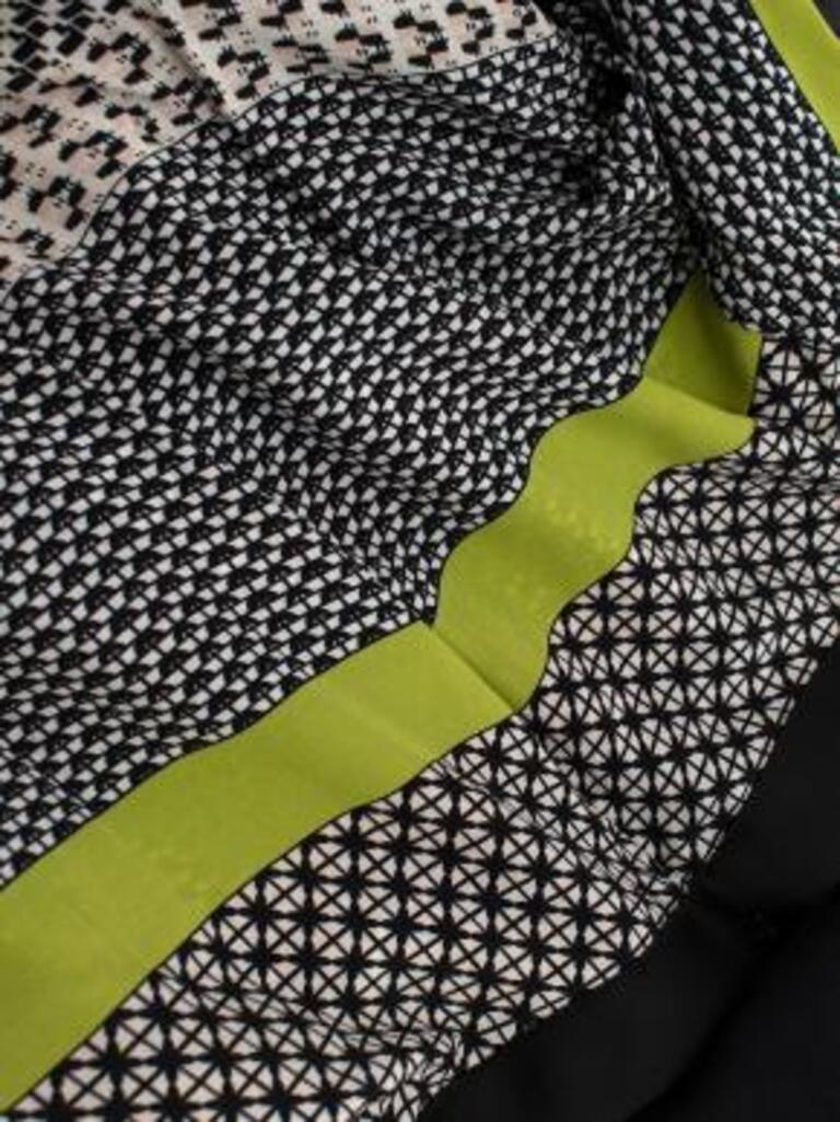 Black, white & green geometric print silk dress For Sale 4