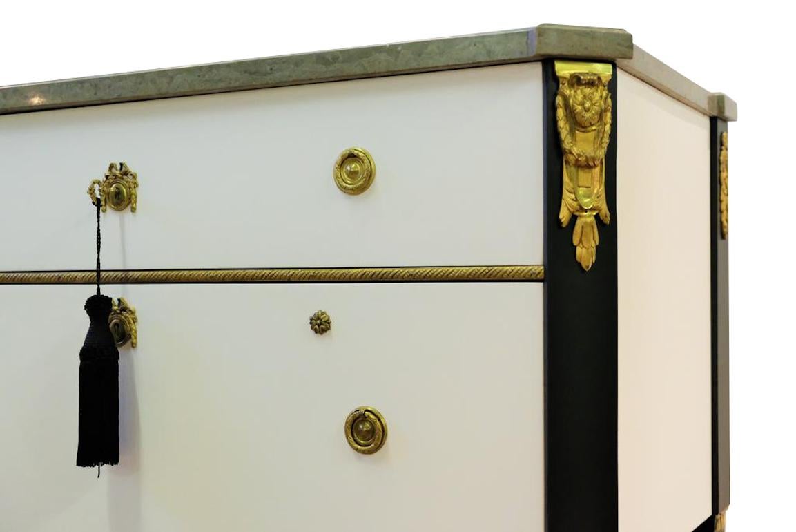 Black-White Gustavian Louis XVI Style Chest In Excellent Condition For Sale In Crowthorne, Surrey