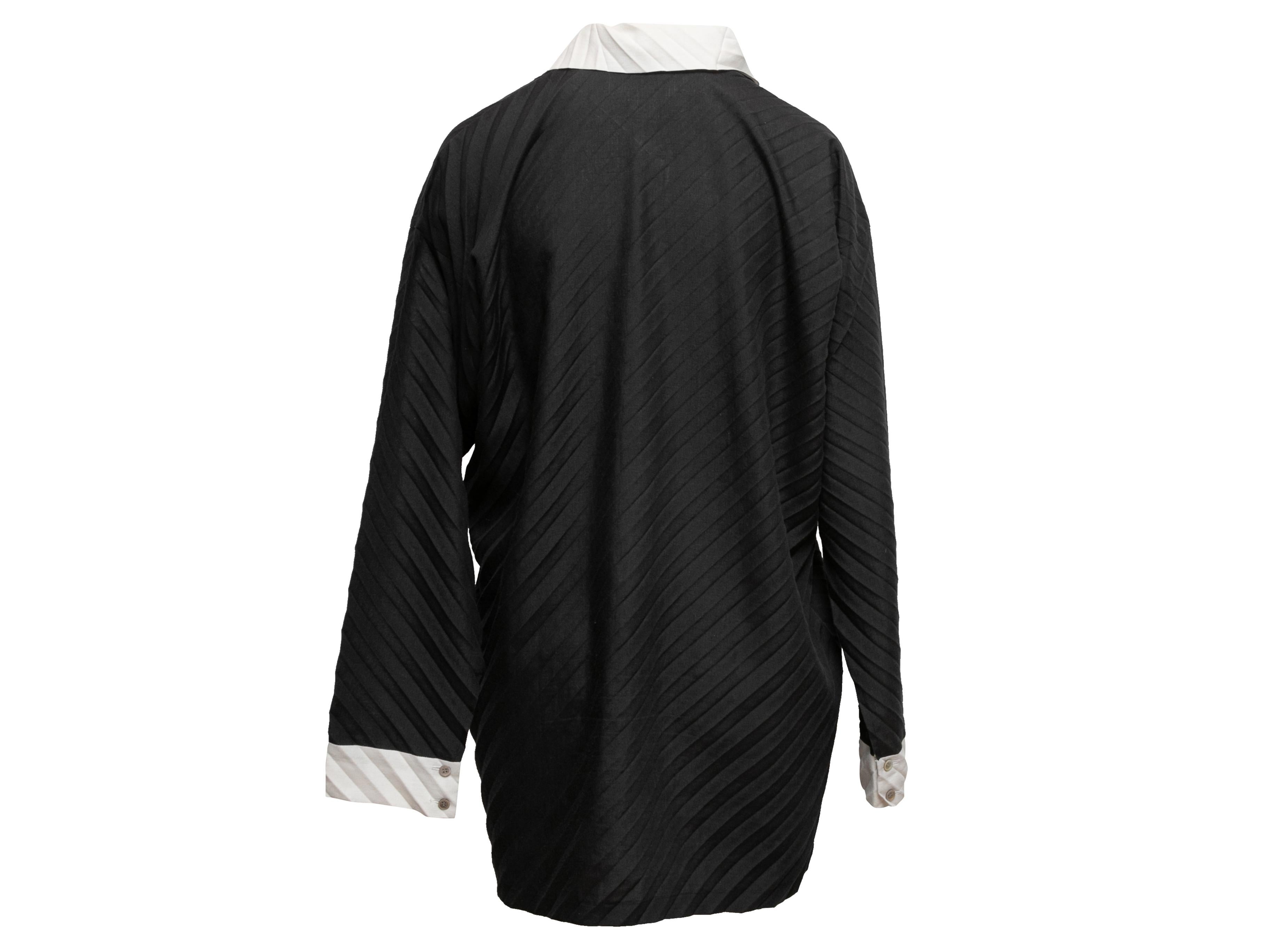 Black & White Issey Miyake Pleated Long Sleeve Top Size US M/L In Good Condition For Sale In New York, NY