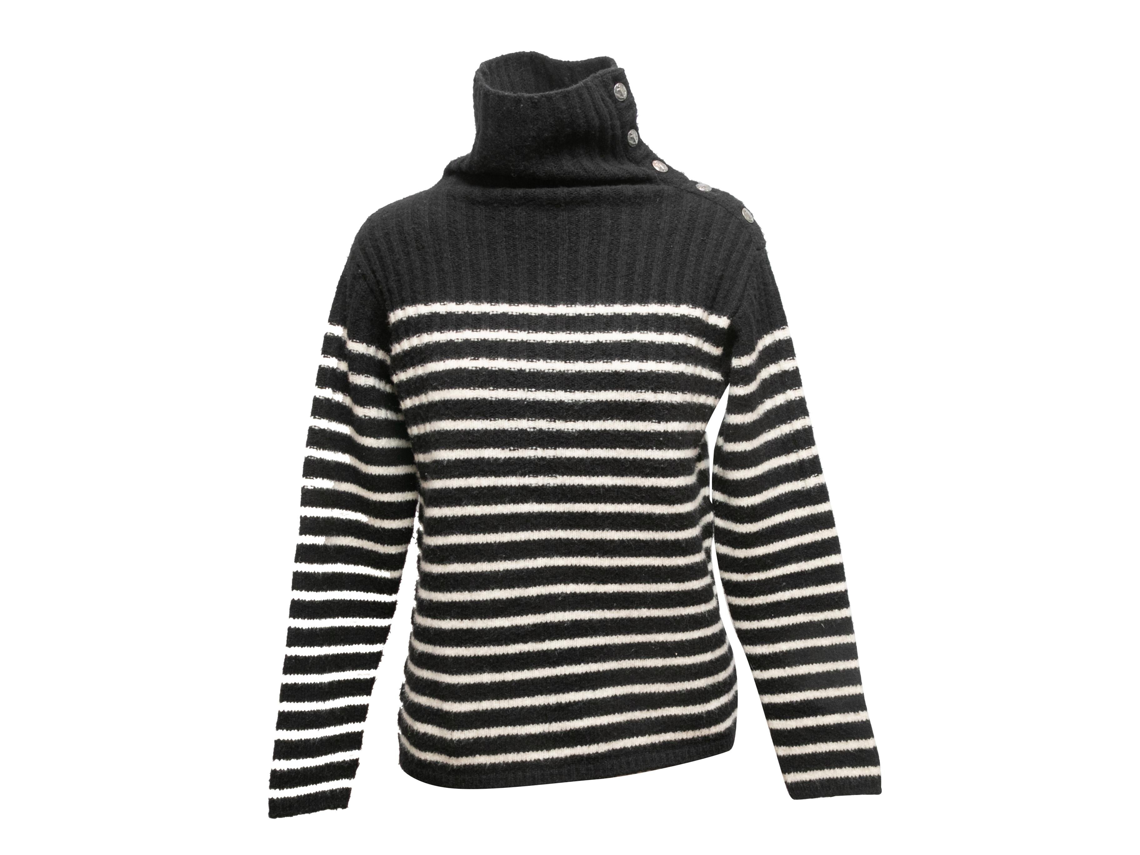 Maglione dolcevita a righe in lana vergine e cashmere bianco e nero di Jean Paul Gaultier Jeans. Chiusura con bottoni sulla spalla e sul collo. Seno 40