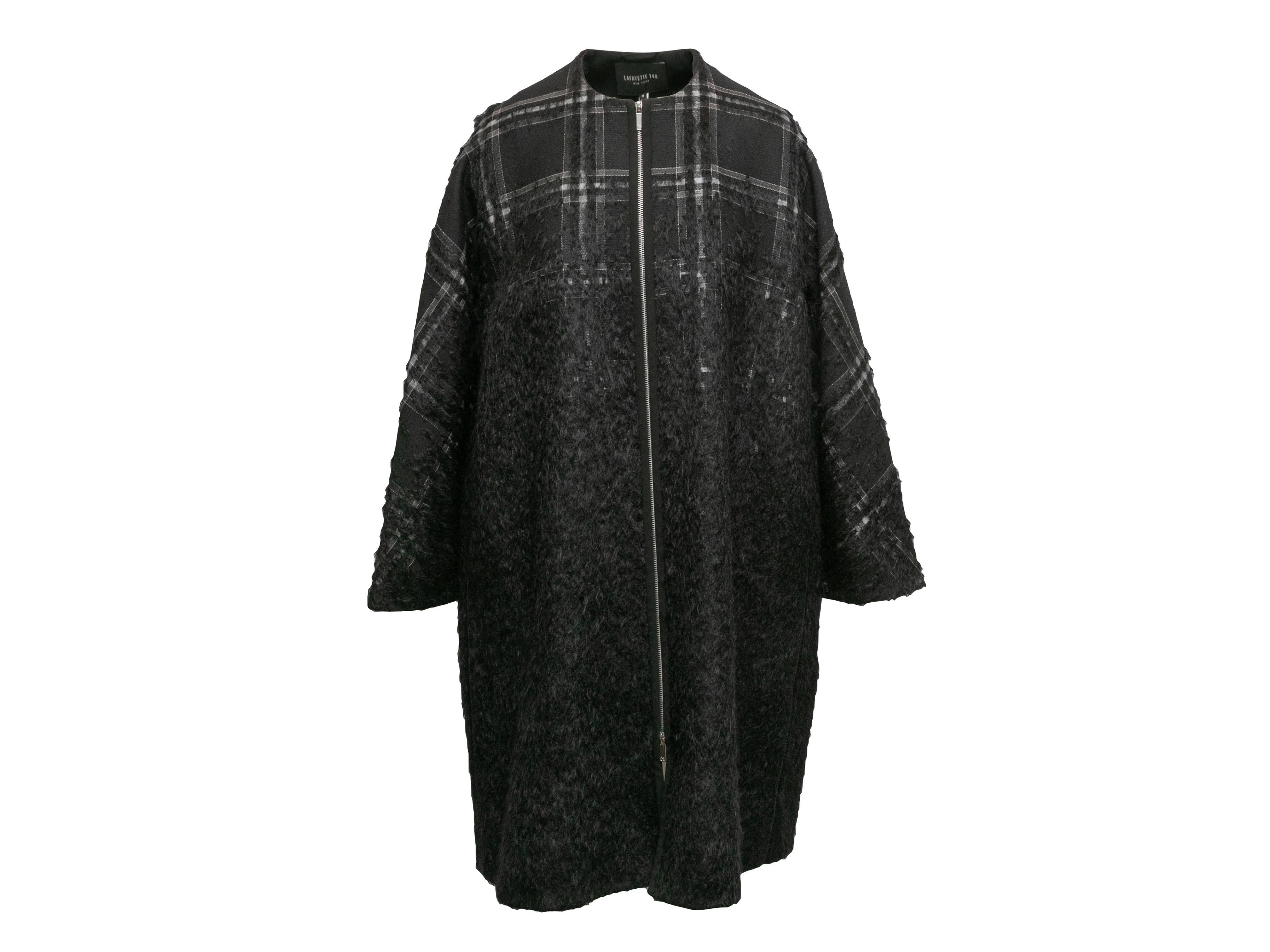 Produkt-Details: Schwarz-weiß karierter, strukturierter Wollmantel von Lafayette 148. Rundhalsausschnitt. Reißverschluss in der vorderen Mitte. 46