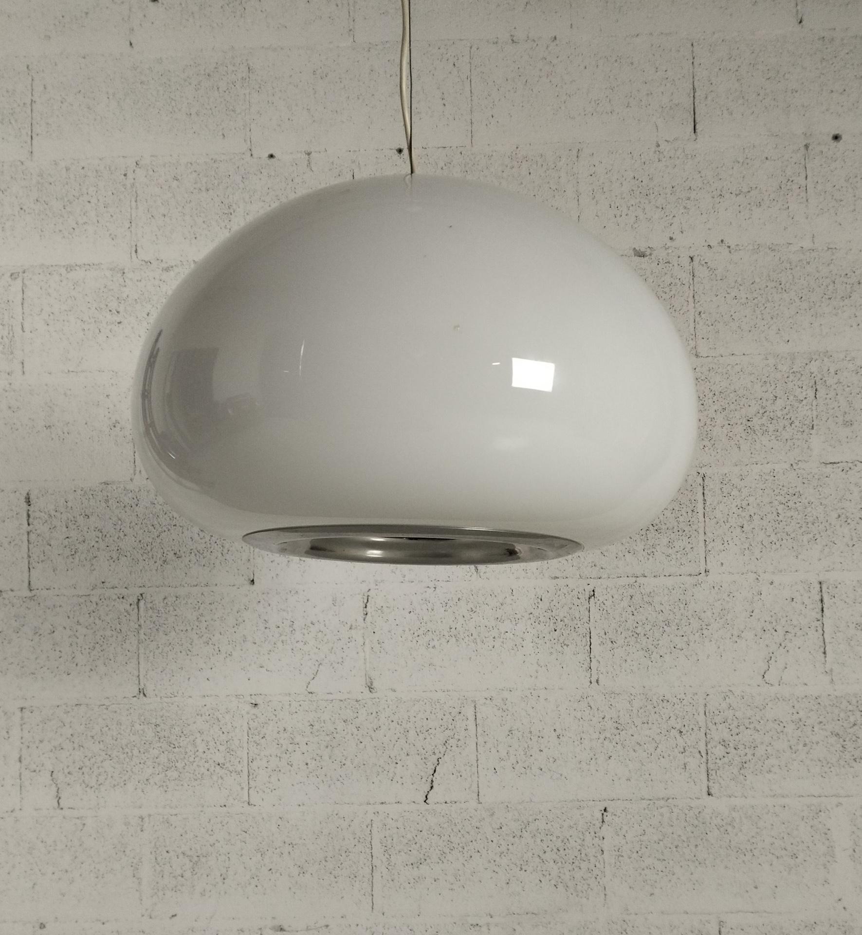 La lampada Black & White deve il suo nome ai due tipi di luce che emette. L'illuminazione diffusa è ottenuta tramite una cupola in vetro opalino bianco che contiene un trio di lampadine; l'illuminazione diretta verso le superfici orizzontali è