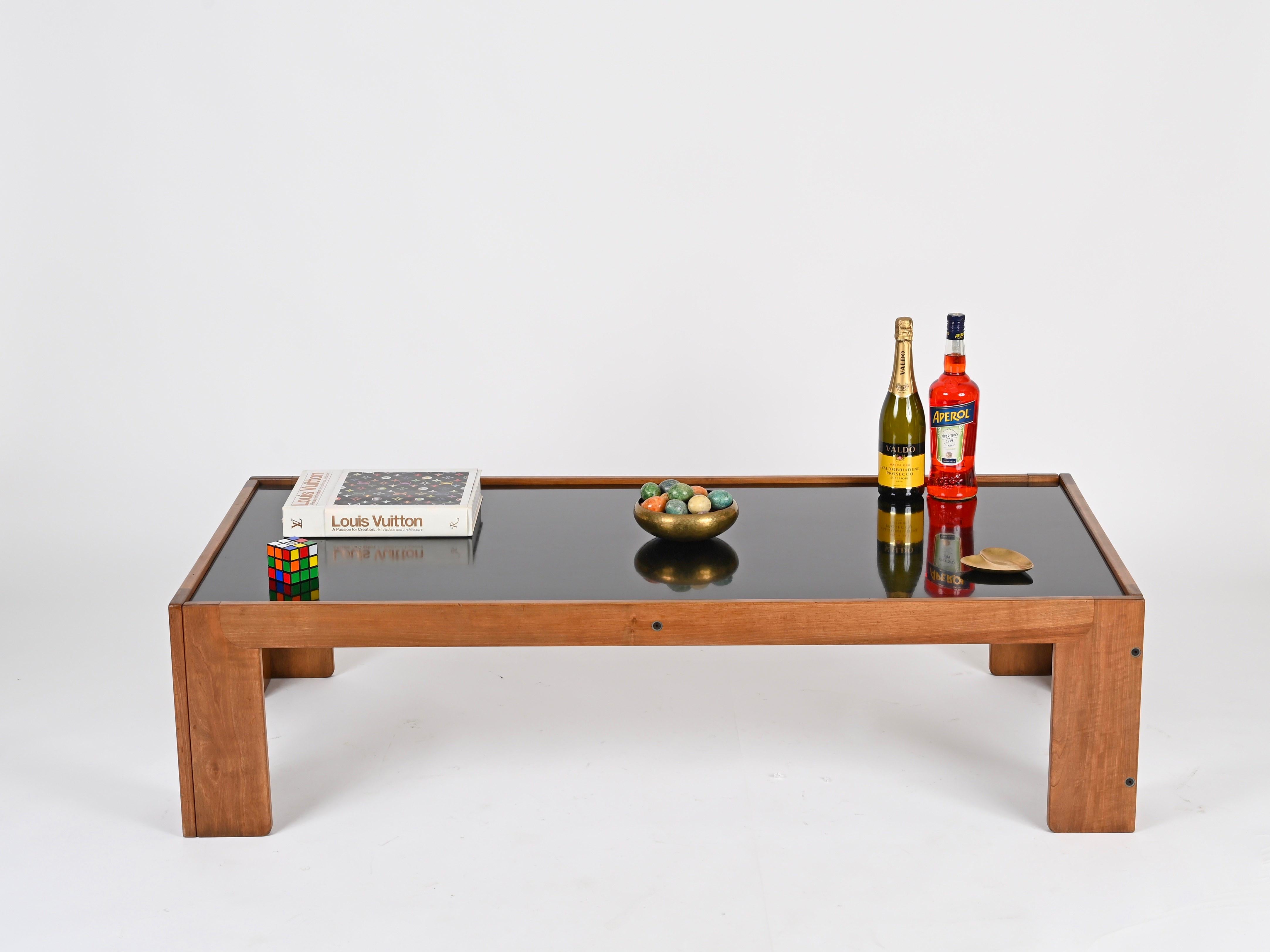 Marvelous Mid-Century large coffee table in beautiful walnut wood with a reversible black and white laminated top. This iconic table was designed by Afra & Tobia Scarpa and produced by Cassina in Italy during the 1960s.

Fully original, in amazing