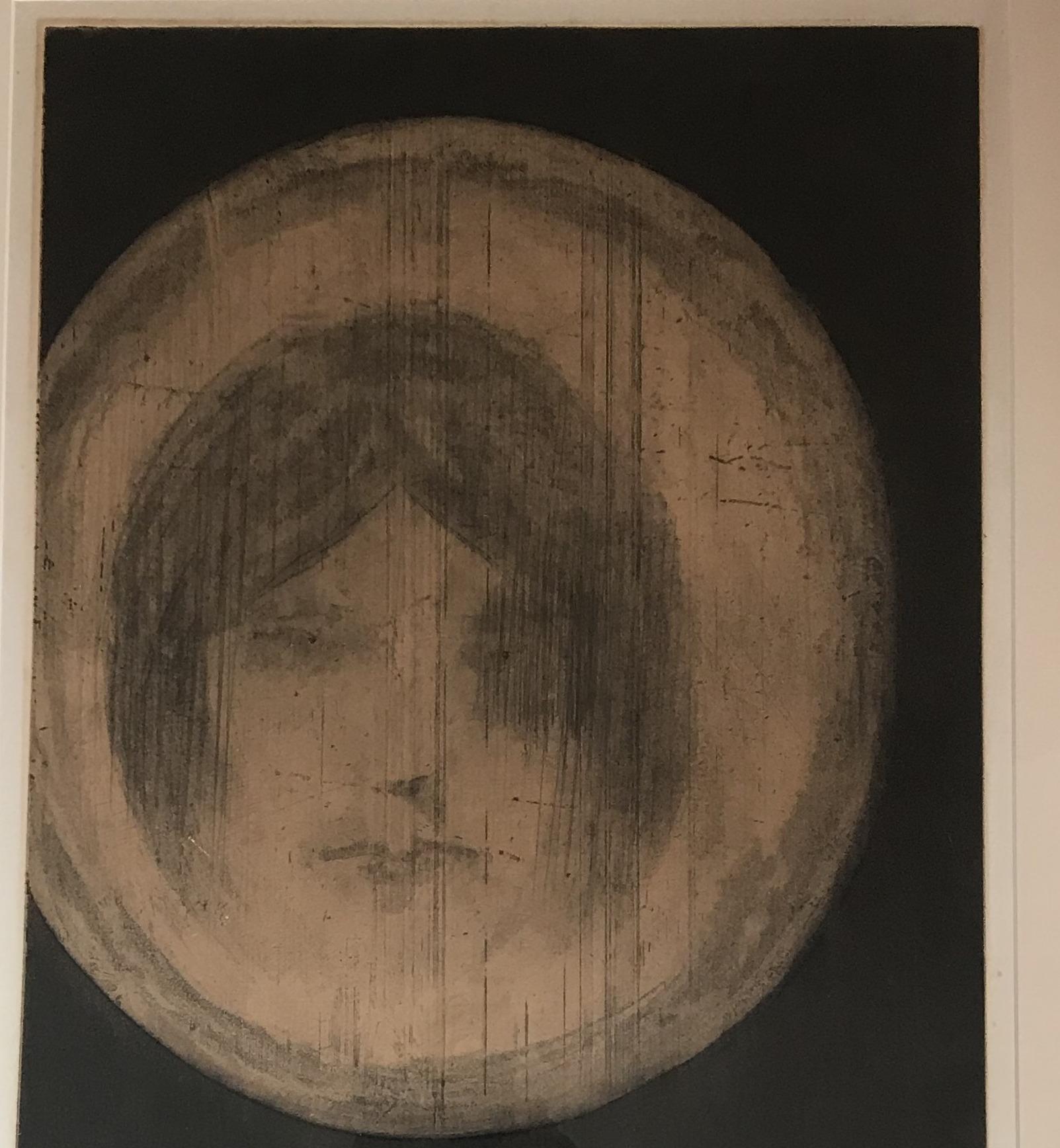 Américain Lithographie en noir et blanc d'un portrait  Jeune femme dans un cercle  en vente