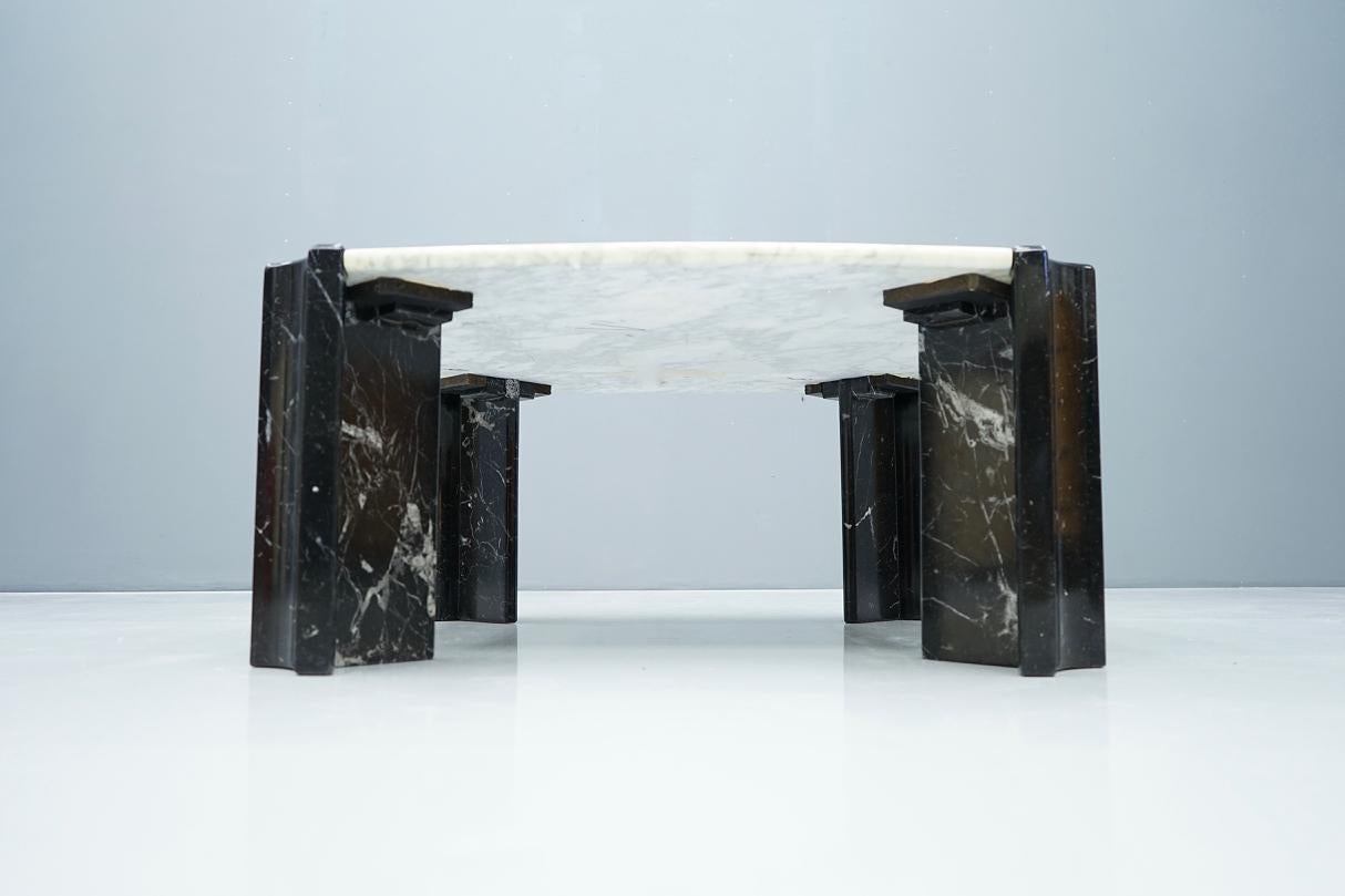 Coffee table with 4 black marble legs and a white marble table top.
Very good condition.