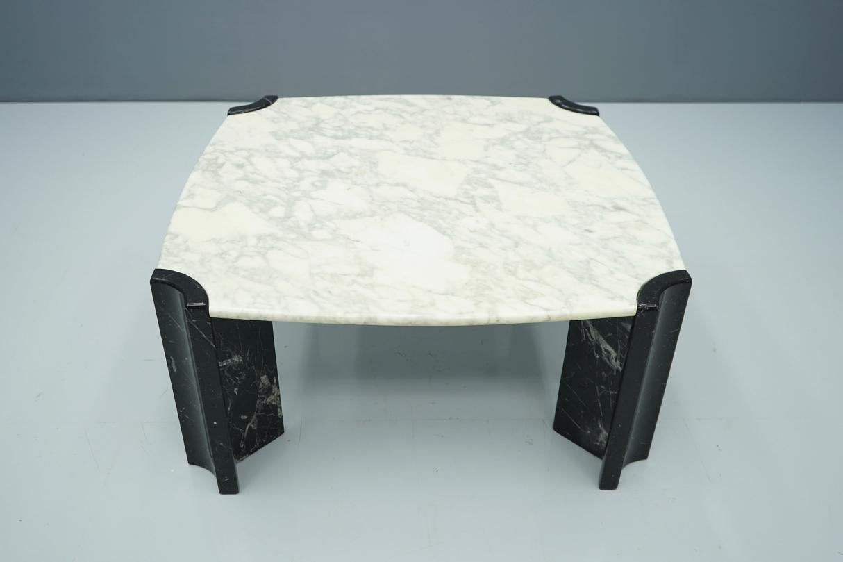 Black and White Marble Coffee Table in Style of Gae Aulenti, Italy, 1970s In Good Condition For Sale In Frankfurt / Dreieich, DE