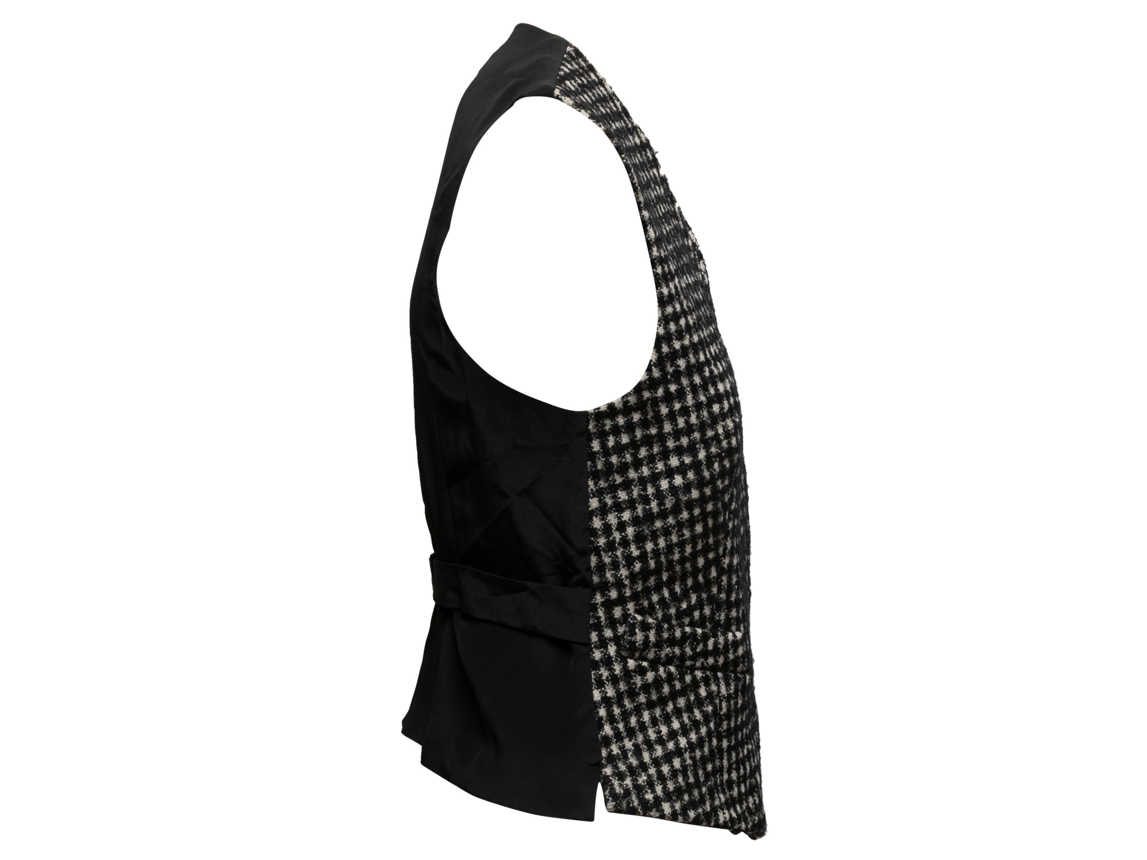 Dettagli prodotto: Gilet in pied de poule in misto lana vergine bianco e nero di Max Mara. Scollo a V. Doppie tasche sui fianchi. Chiusura frontale nascosta. Busto di 32 pollici, larghezza spalle di 12 pollici, lunghezza di 23 pollici.

