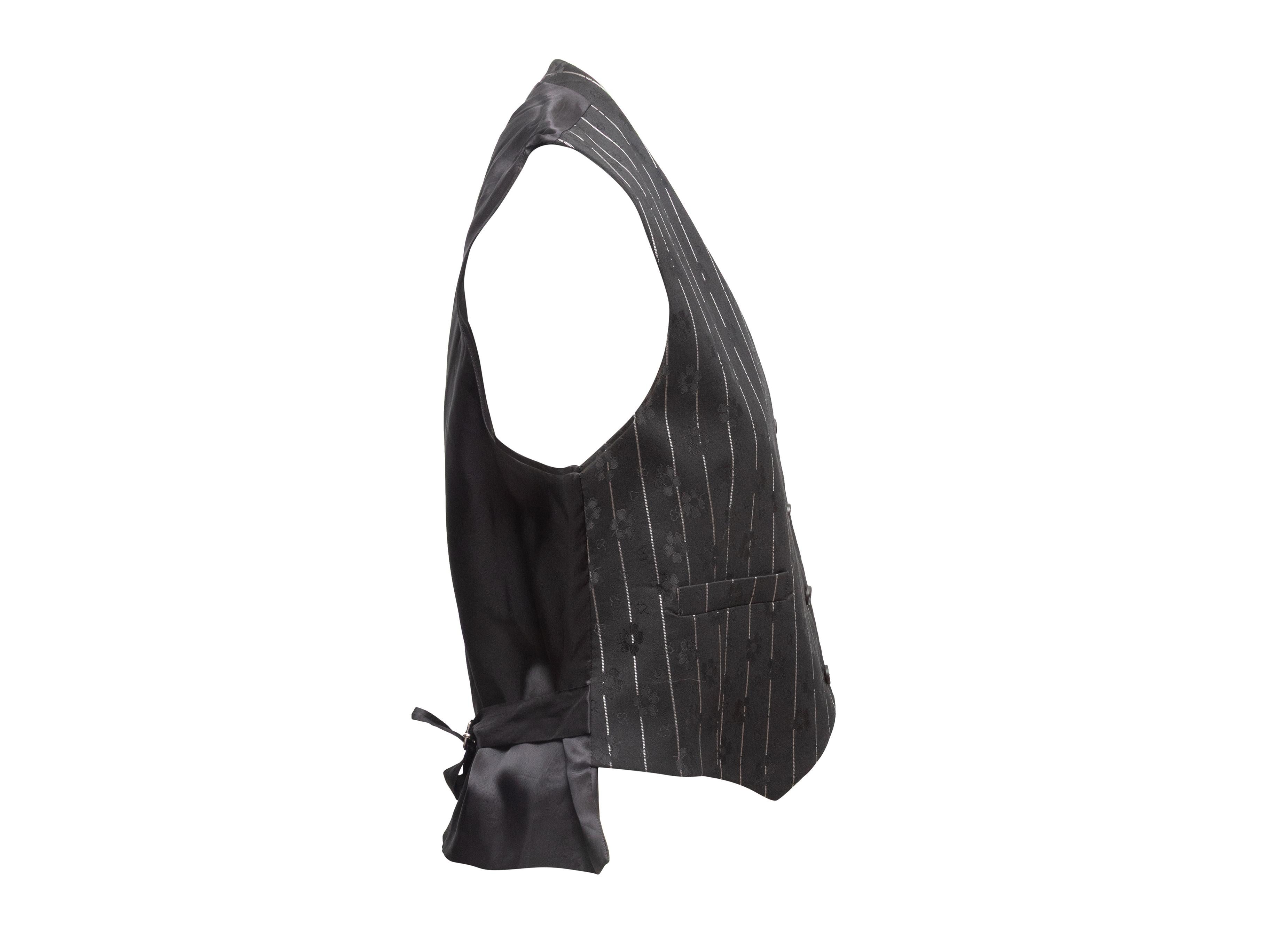 Schwarze und weiße Weste aus einer Wollmischung mit Nadelstreifen von McQ Alexander McQueen. V-Ausschnitt. Zwei Paspeltaschen auf der Vorderseite. Knopfverschlüsse in der vorderen Mitte. 38