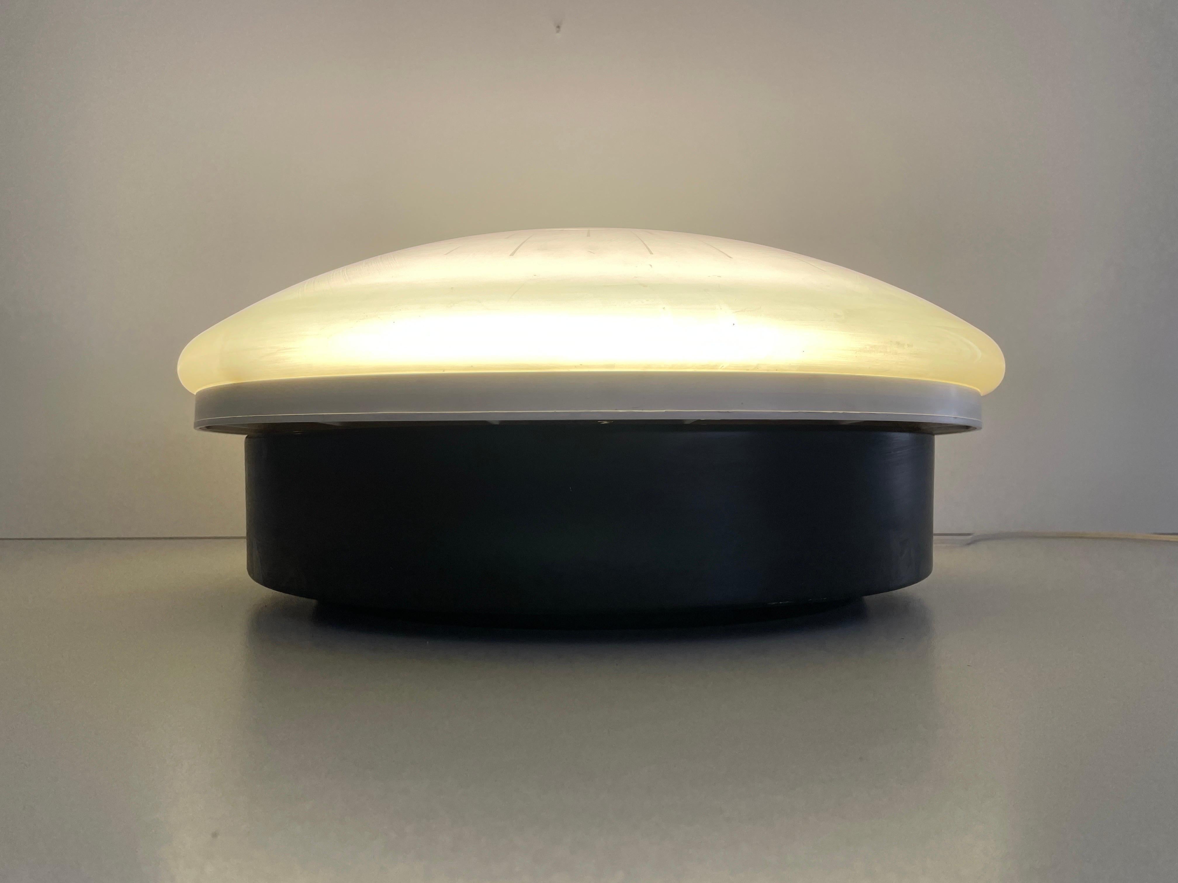 Black-white Metal Body and Plexiglass Mushroom Flush Mount, 1960s, Italy In Excellent Condition For Sale In Hagenbach, DE
