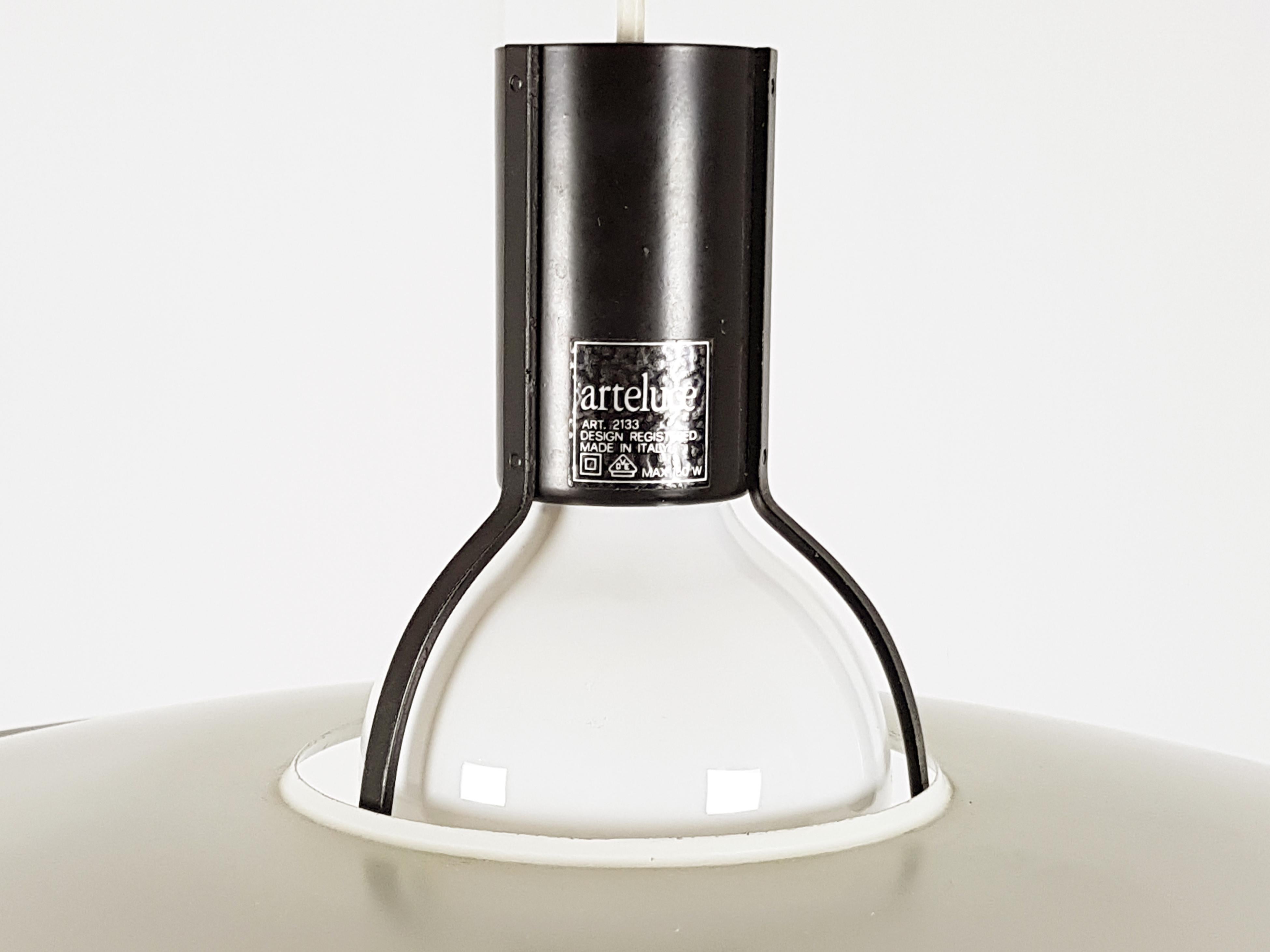 Italian Black & White Metal Mod. 2133 Pendant Lamp, G. Sarfatti for Arteluce Flos, 1970s For Sale