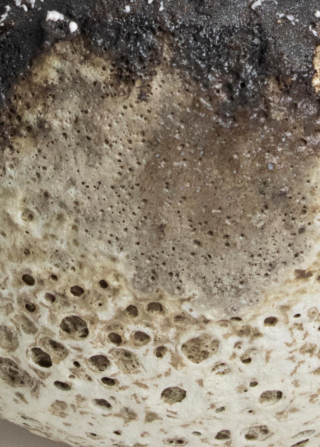 Vaso vulcanico in gres porcellanato nero, bianco e moka di grandi dimensioni e dalla texture intensa in vendita 2