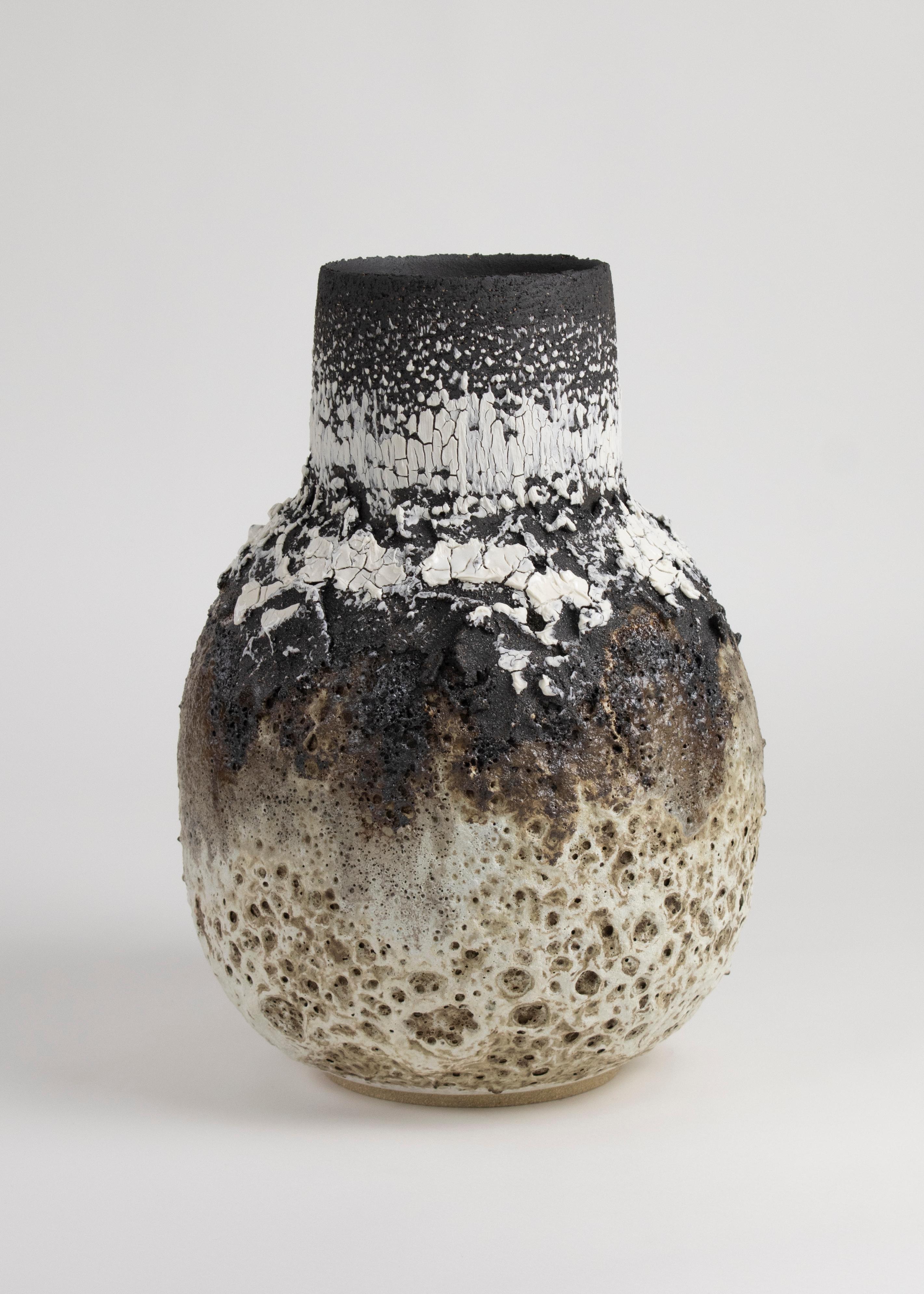 Britannico Vaso vulcanico in gres porcellanato nero, bianco e moka di grandi dimensioni e dalla texture intensa in vendita