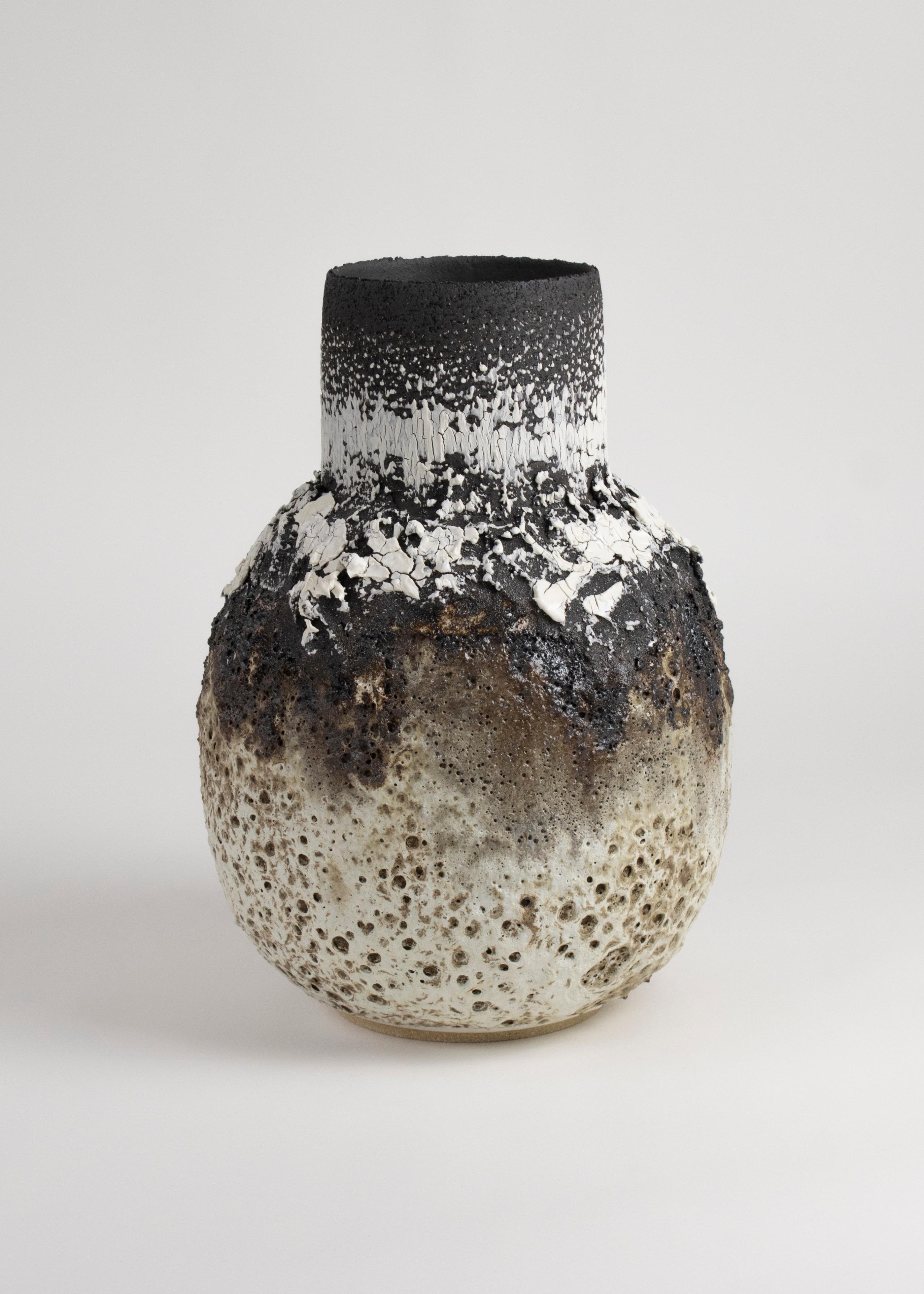 Smaltato Vaso vulcanico in gres porcellanato nero, bianco e moka di grandi dimensioni e dalla texture intensa in vendita