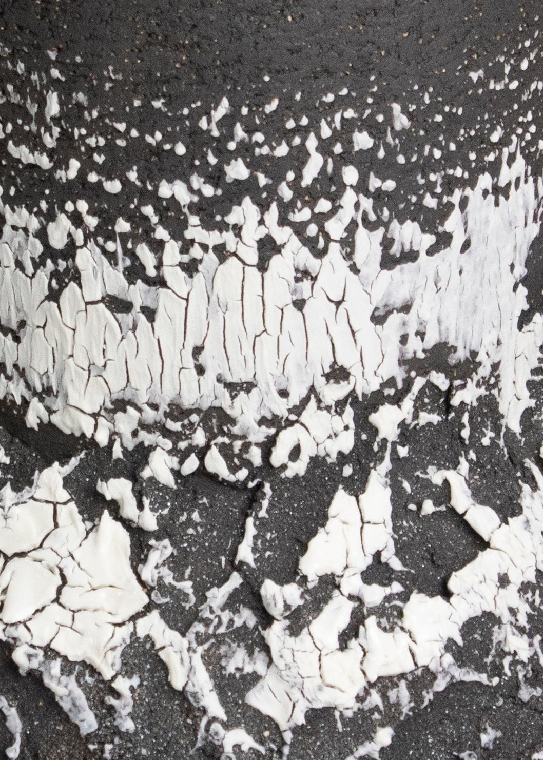 Schwarz, Weiß & Mokka Großes, stark strukturiertes Steingut, vulkanisches Porzellangefäß im Angebot 1