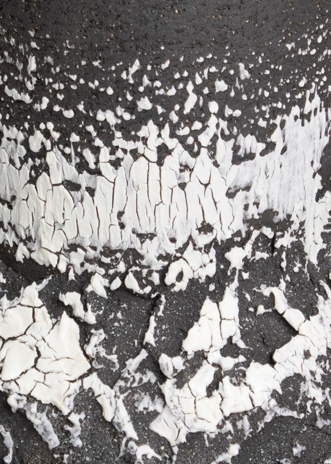 Vaso vulcanico in gres porcellanato nero, bianco e moka di grandi dimensioni e dalla texture intensa in vendita 1