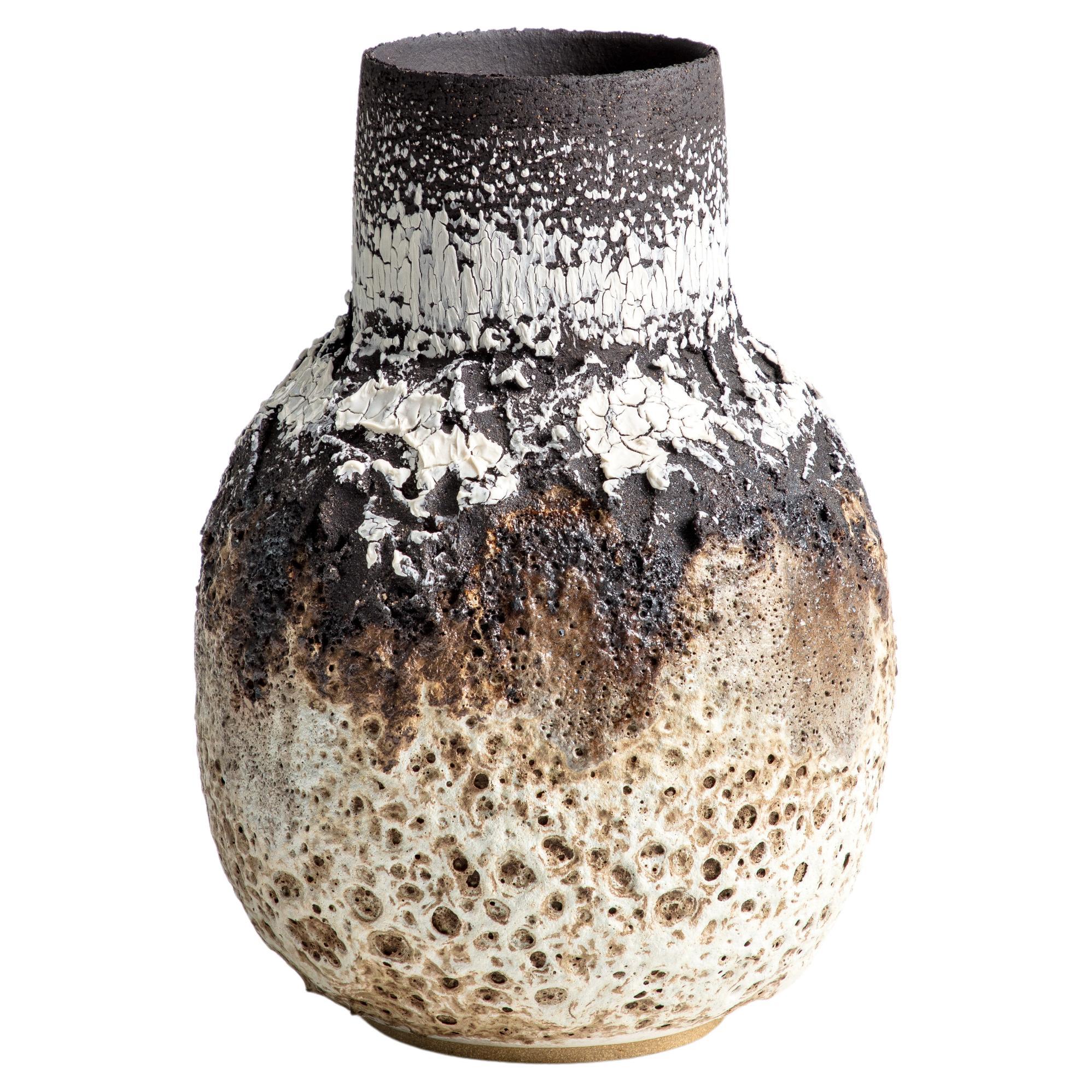 Vase volcanique en grès, porcelaine, noir, blanc et moka, de grande taille et très texturé