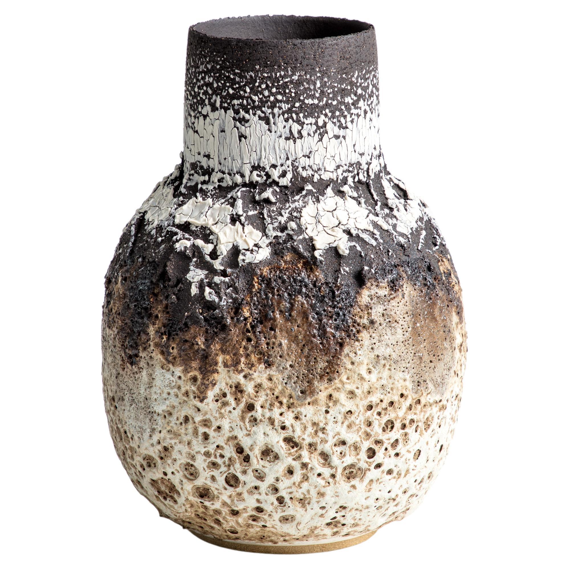 Vaso vulcanico in gres porcellanato nero, bianco e moka di grandi dimensioni e dalla texture intensa