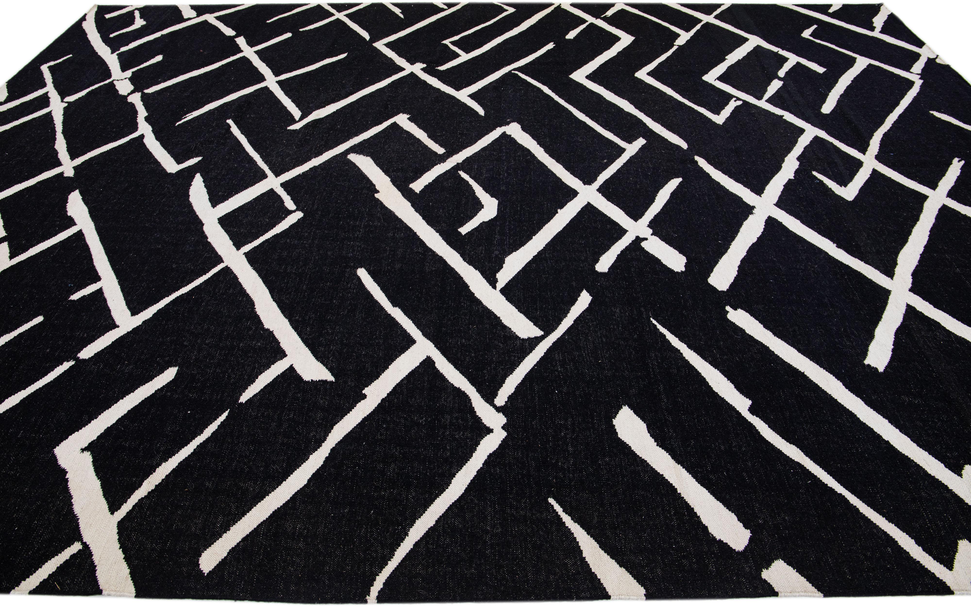 Schwarz-weißer moderner flachgewebter Kilim-Wollteppich mit geometrischem Muster (Handgeknüpft) im Angebot