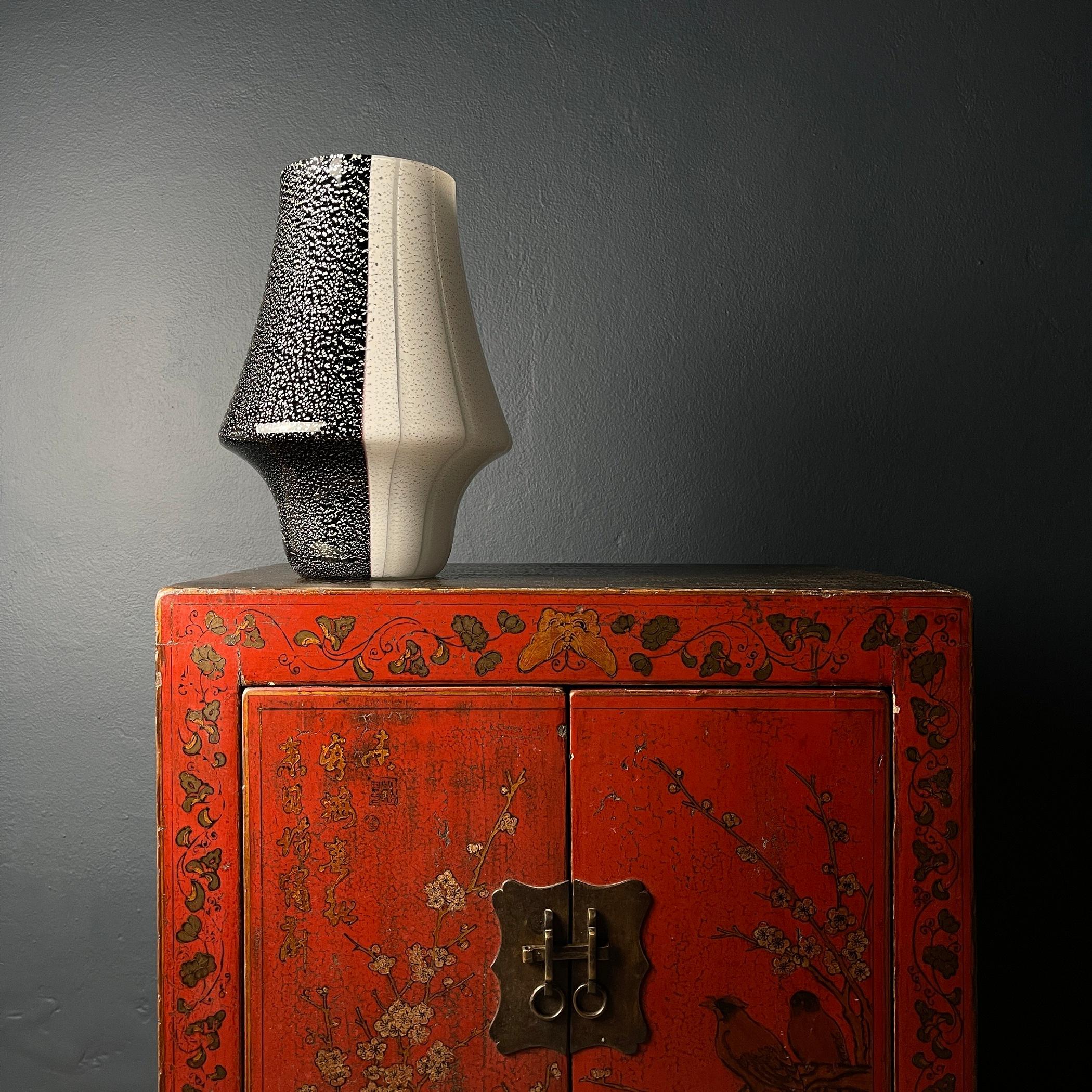 Plongez dans l'art de l'artisanat italien avec cette exquise lampe de table vintage noire et blanche de Murano, affectueusement surnommée le 