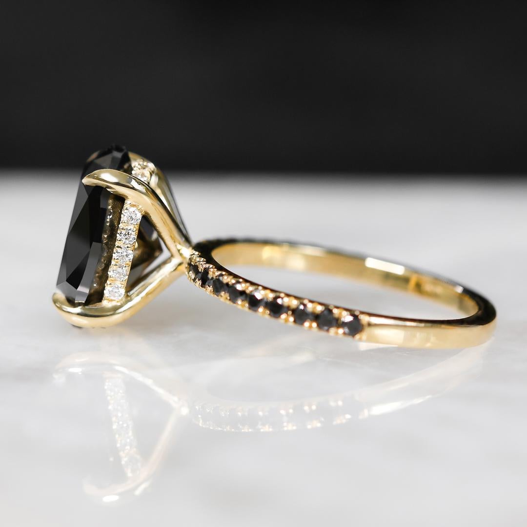Black & White Natural Oval Cut Cocktail Ring, 3.44 Carats, 14k Yellow Gold For Sale 1