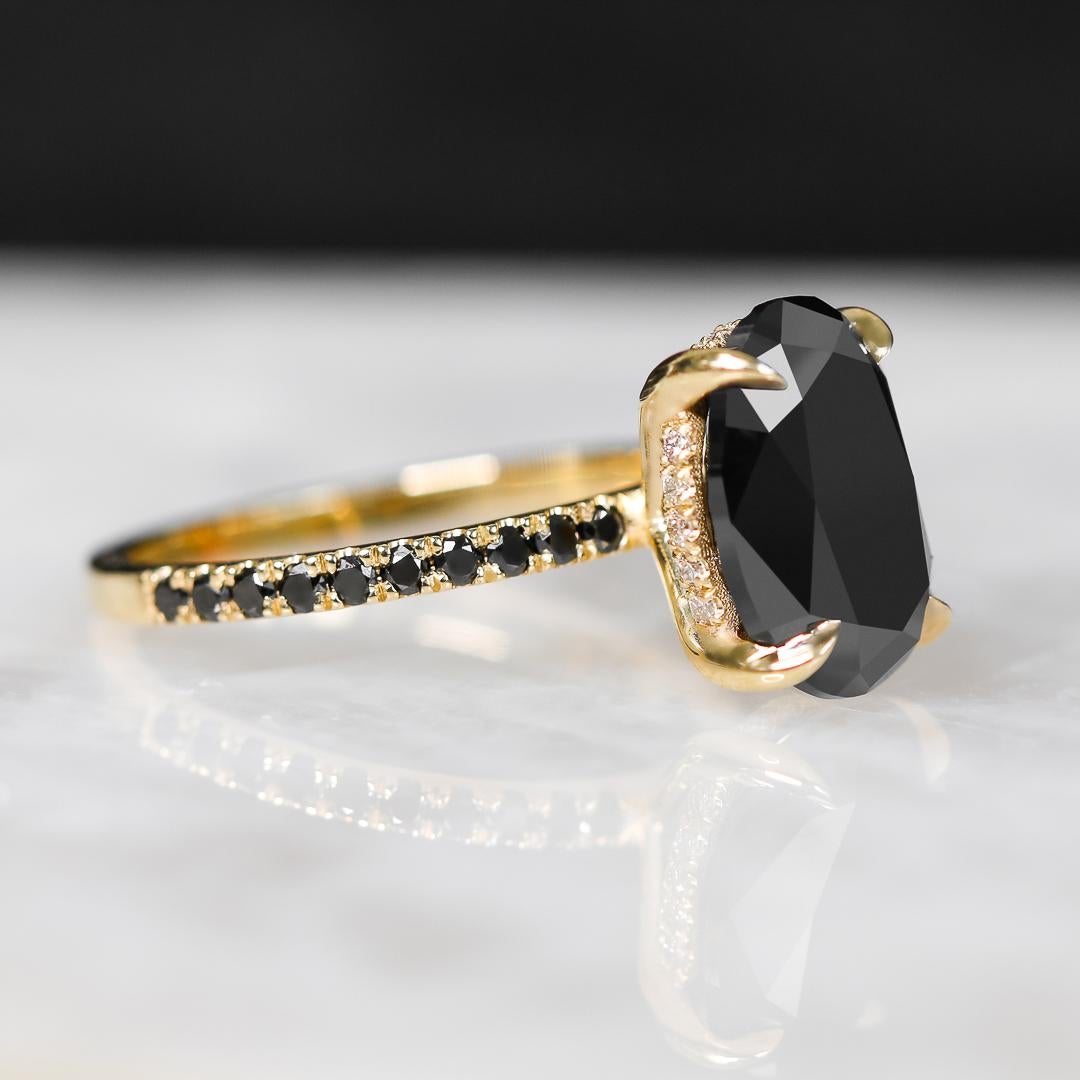 Black & White Natural Oval Cut Cocktail Ring, 3.44 Carats, 14k Yellow Gold For Sale 3