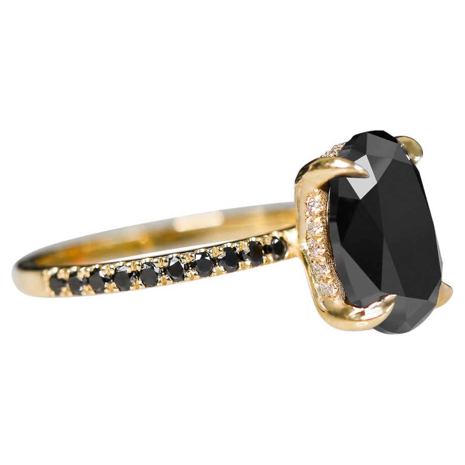 Black 
White Natural Oval Cut Cocktail Ring, 3.44 Carats, 14k Yellow Gold For Sale