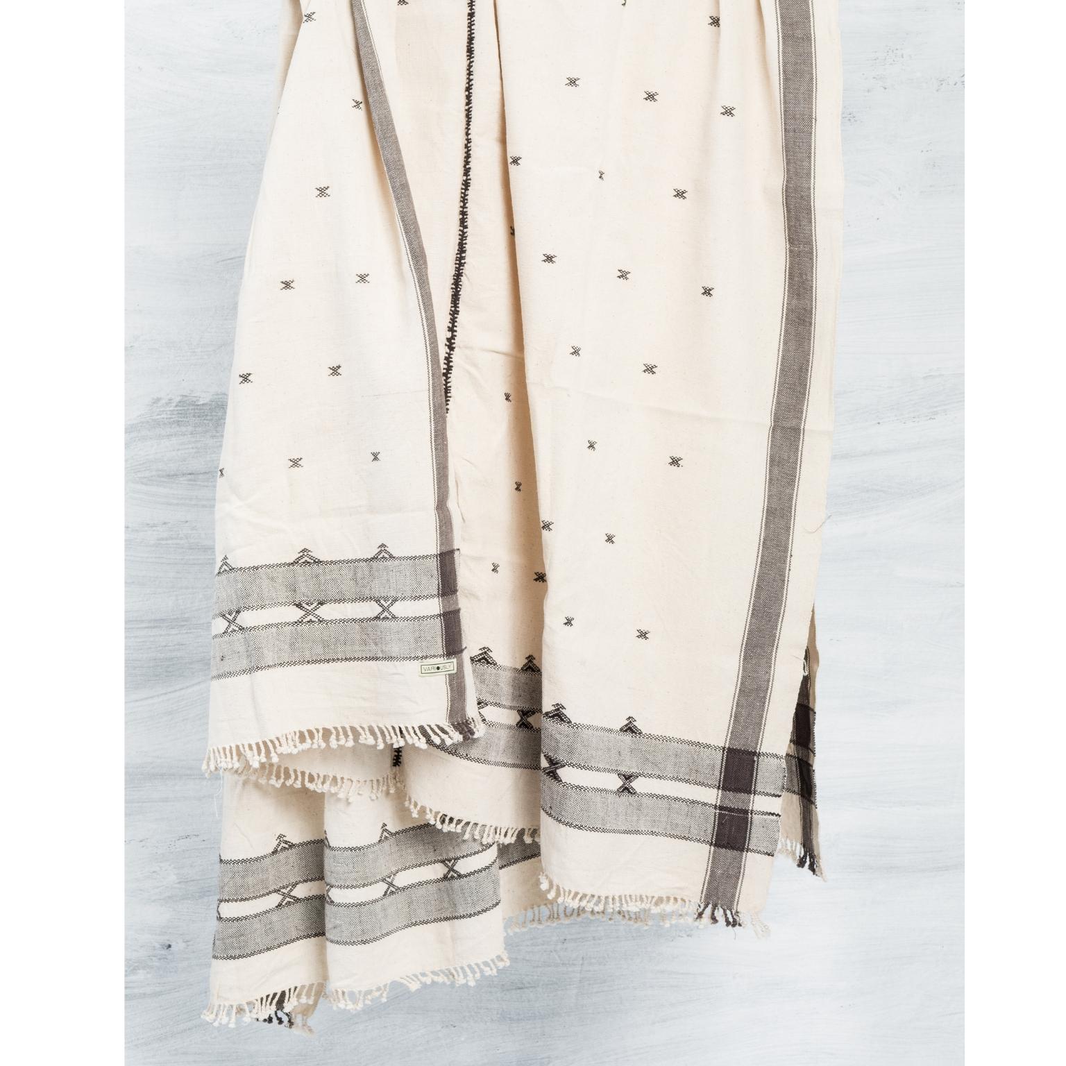Foulard / couverture artisanal Amro, motifs minimalistes noirs et blancs  En coton biologique en vente 3